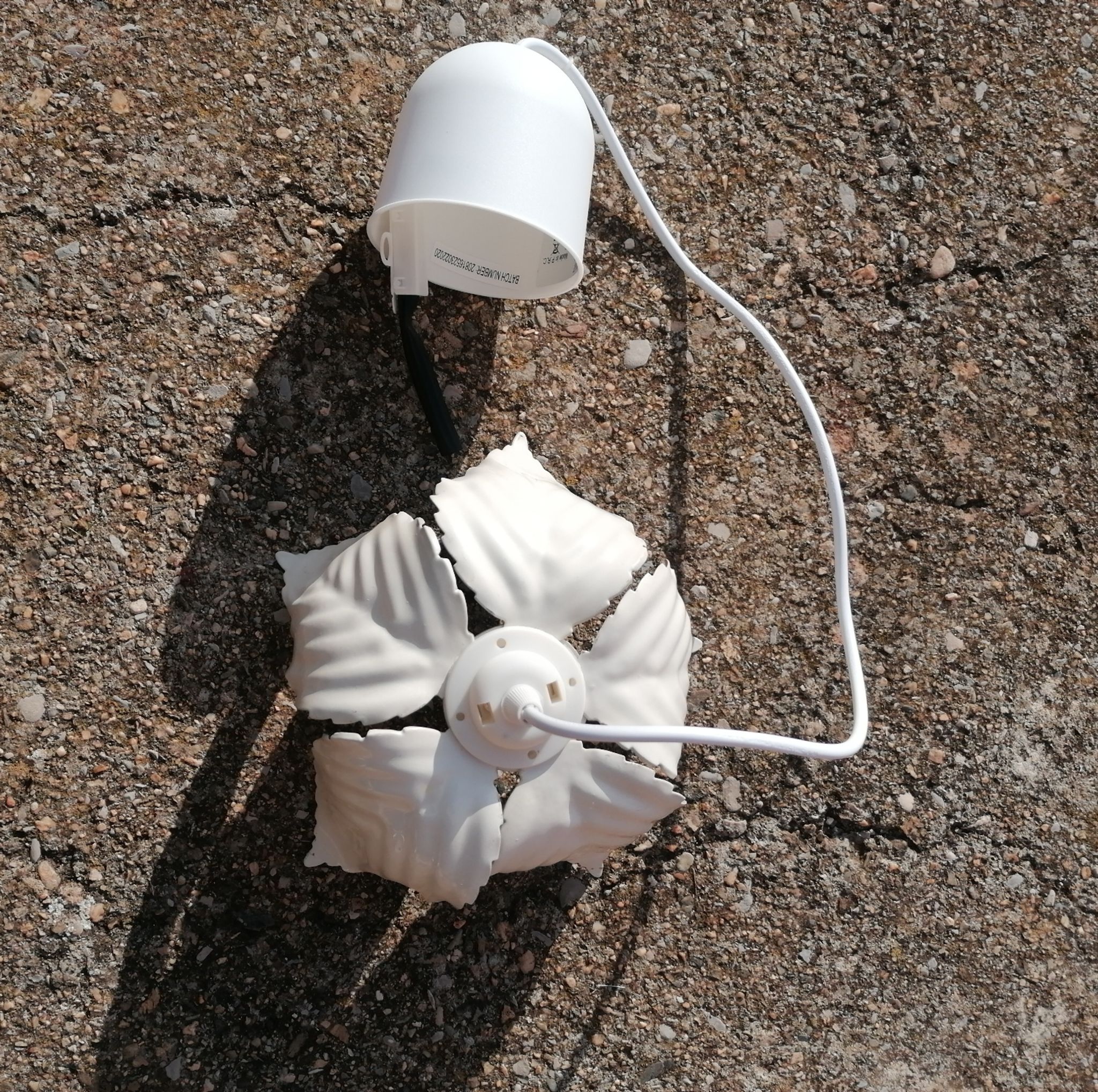 Metal flower pendant lamp
