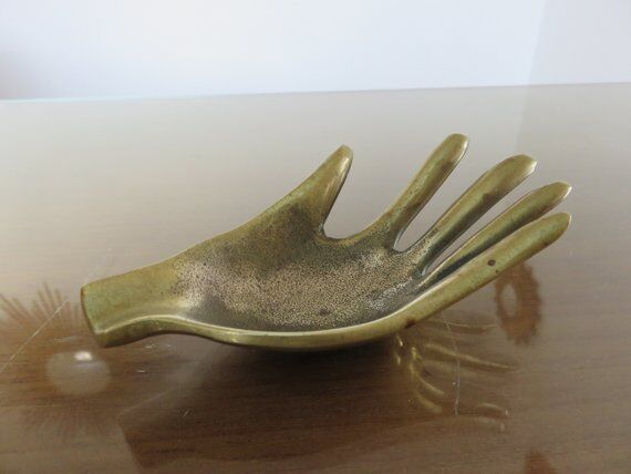 Years 70 hand-shaped ashtray brass