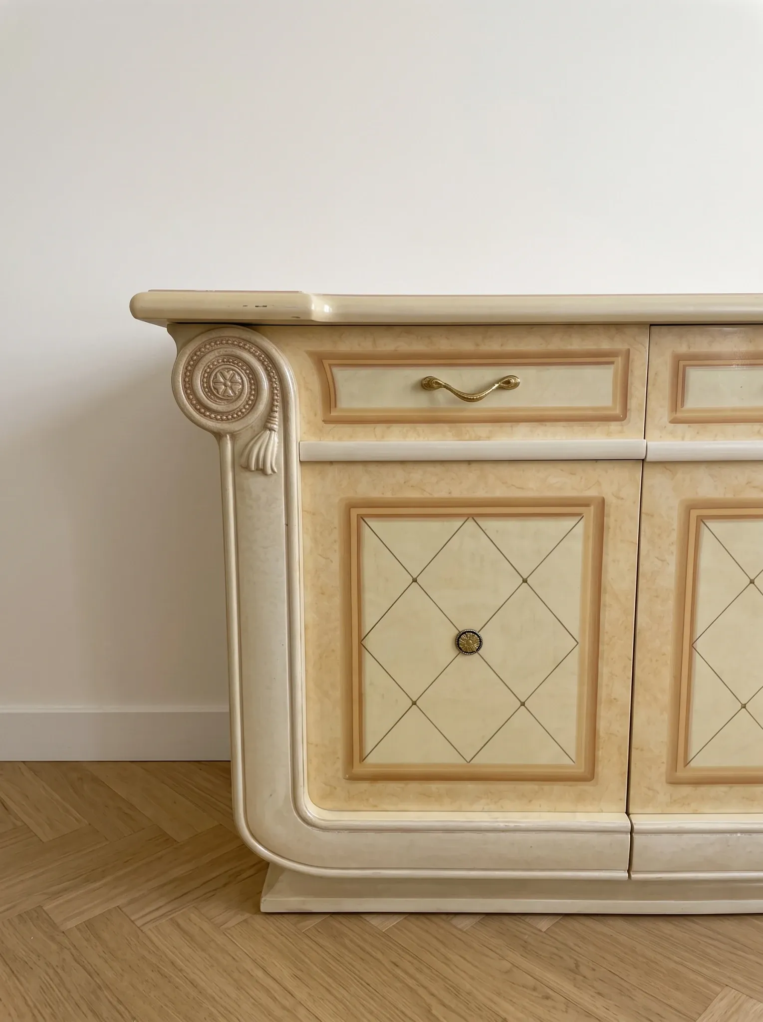 Buffet bas style classique italien beige laqué