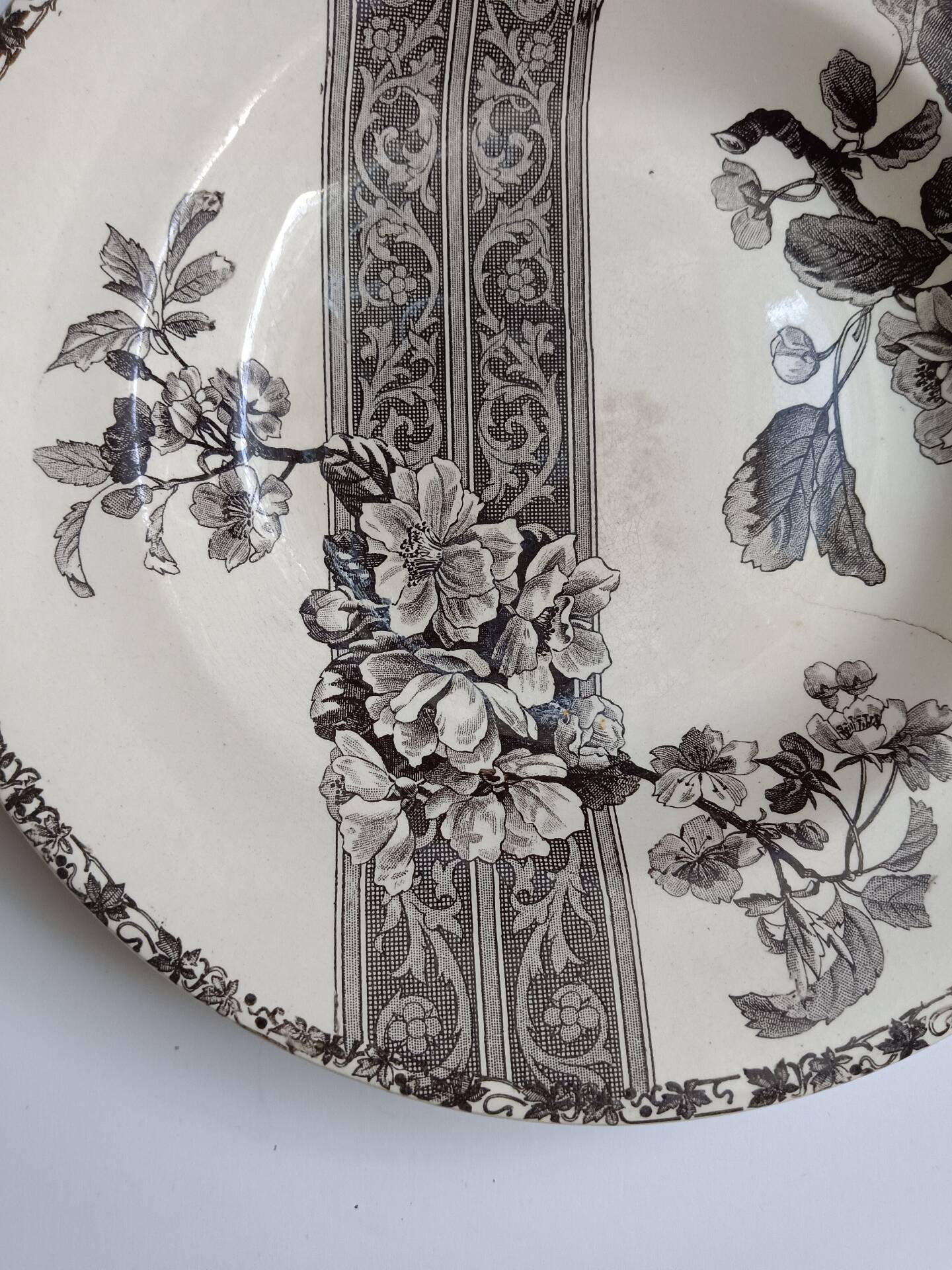 Hollow decorative plate Choisy-le-Roi black flowers and border