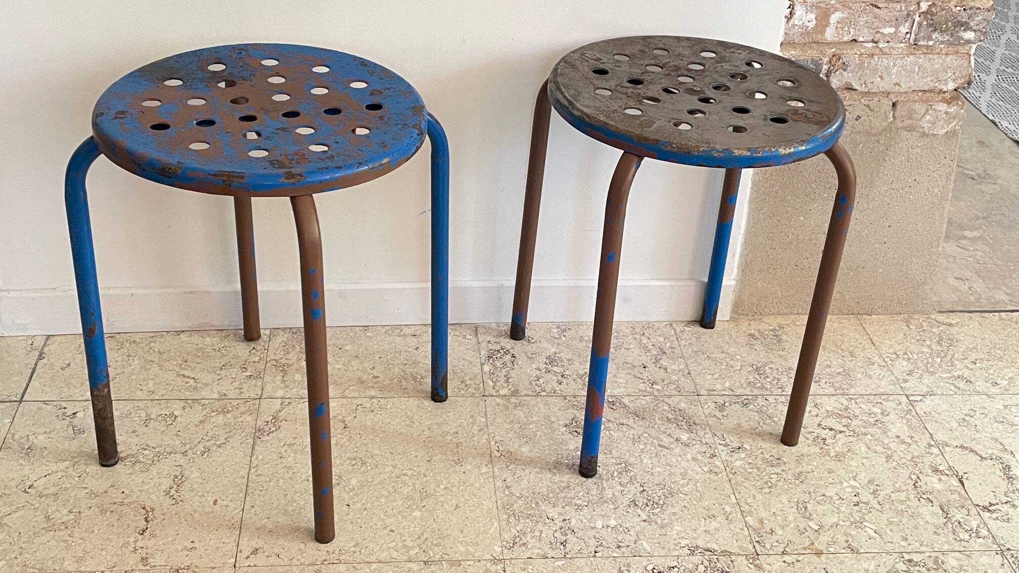 Tabouret industriel acier patine bleue & chocolat vintage