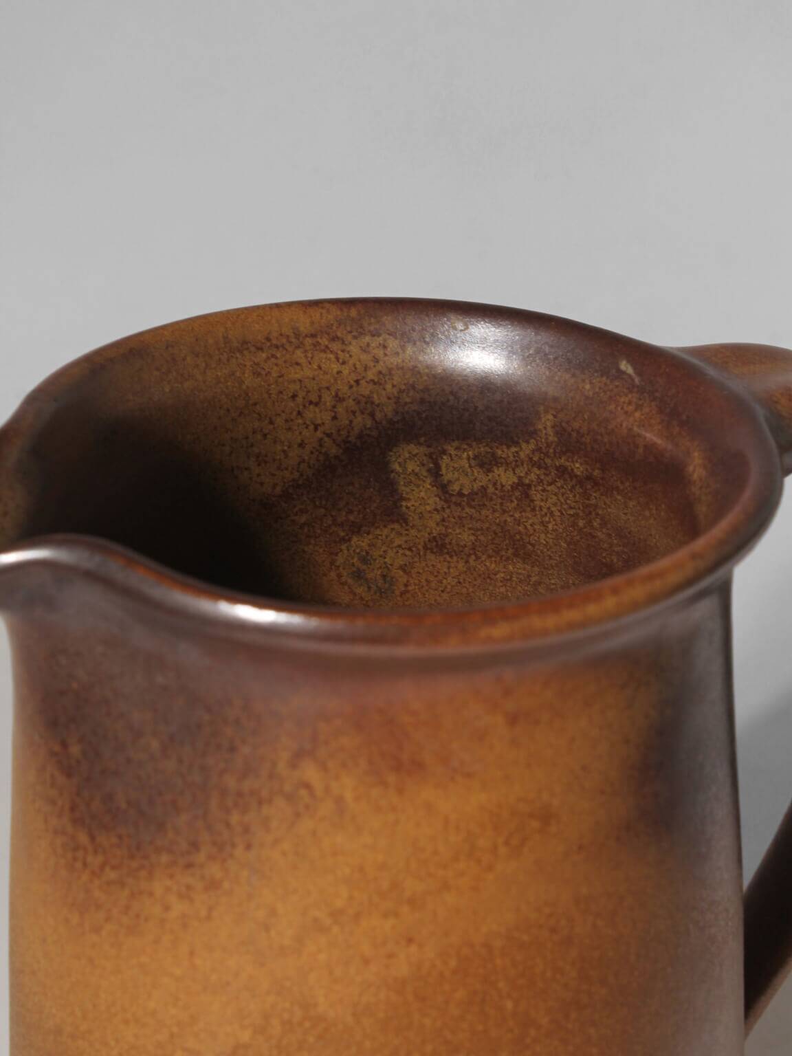 Pichet en céramique marron moutarde, années 1960, signé