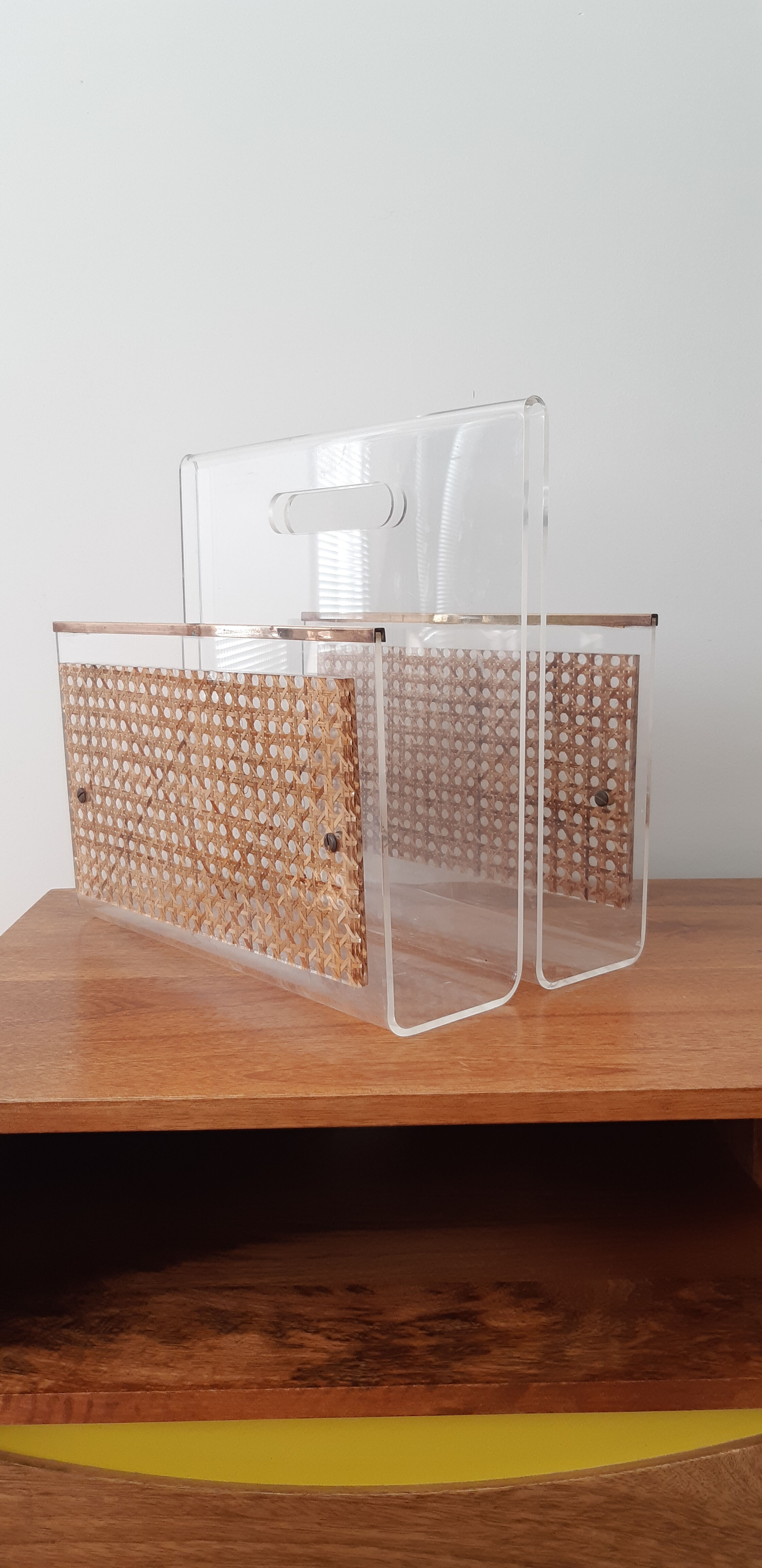 Porte revue en plexiglas à décor de cannage
