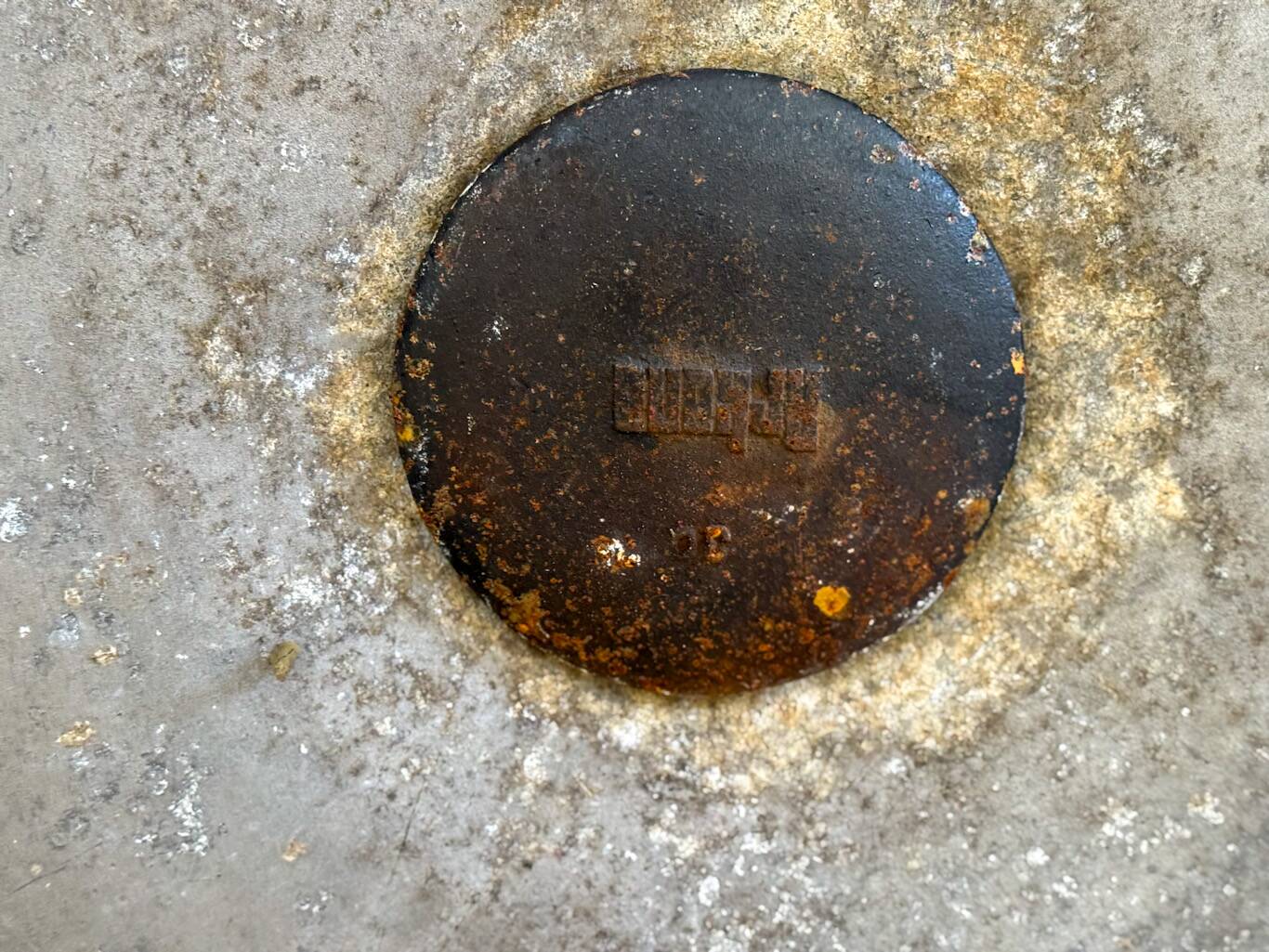 Mid-Century Arkana Round Dining Table in Brazilian Rosewood