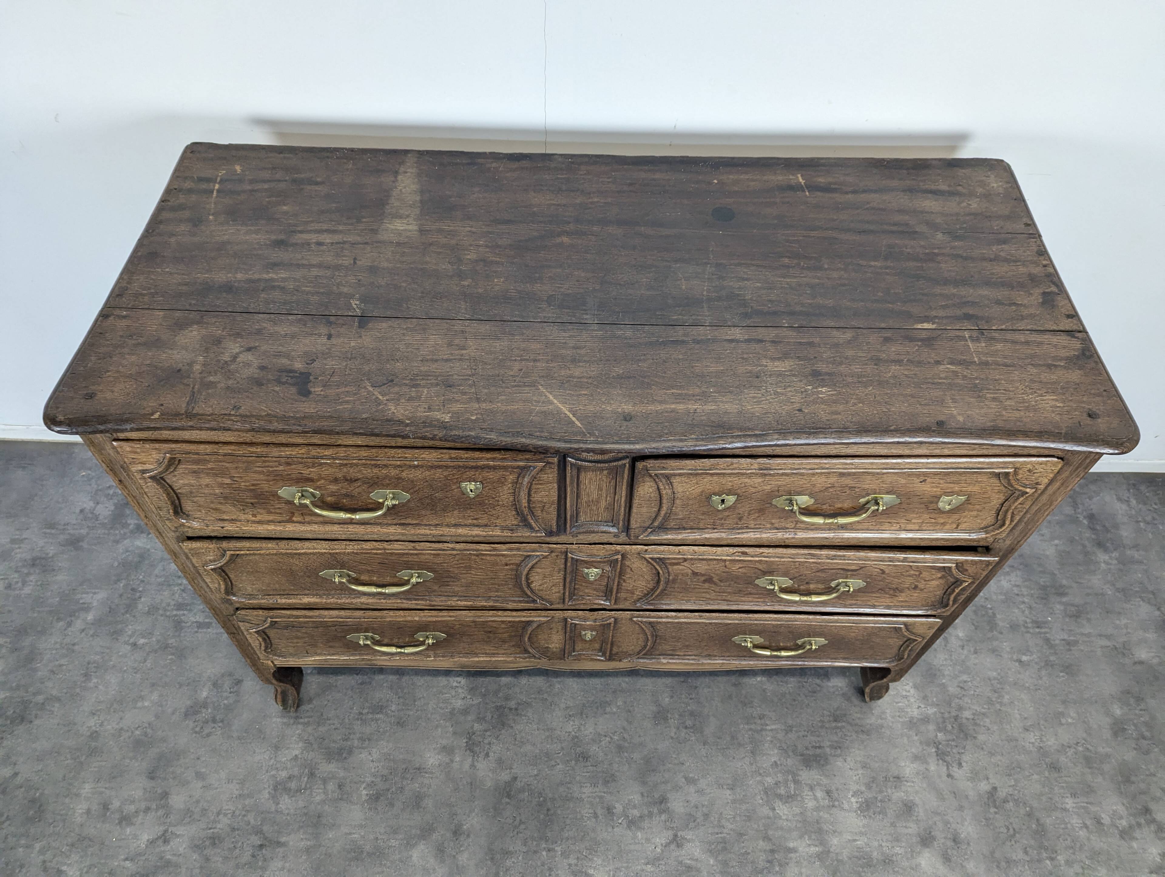 Provincial commode from the 18th century in oak