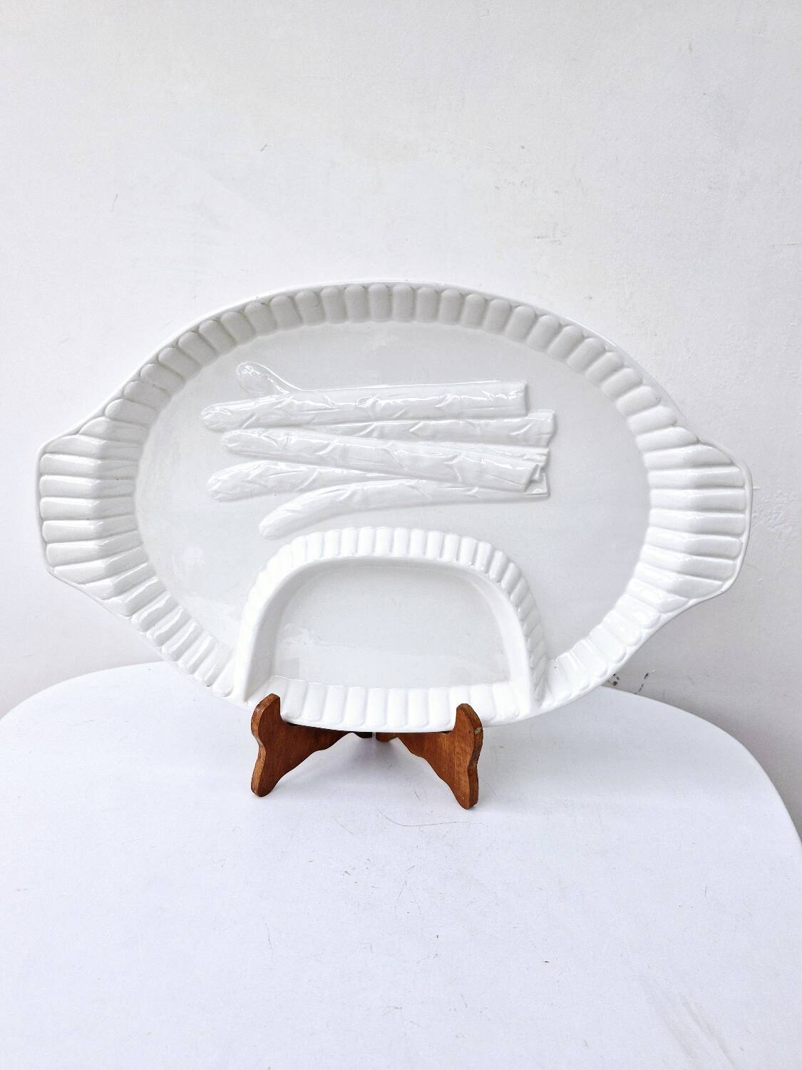 Grand plat a asperges compartimenté vintage blanc céramique barbotine 43.5x28 cm