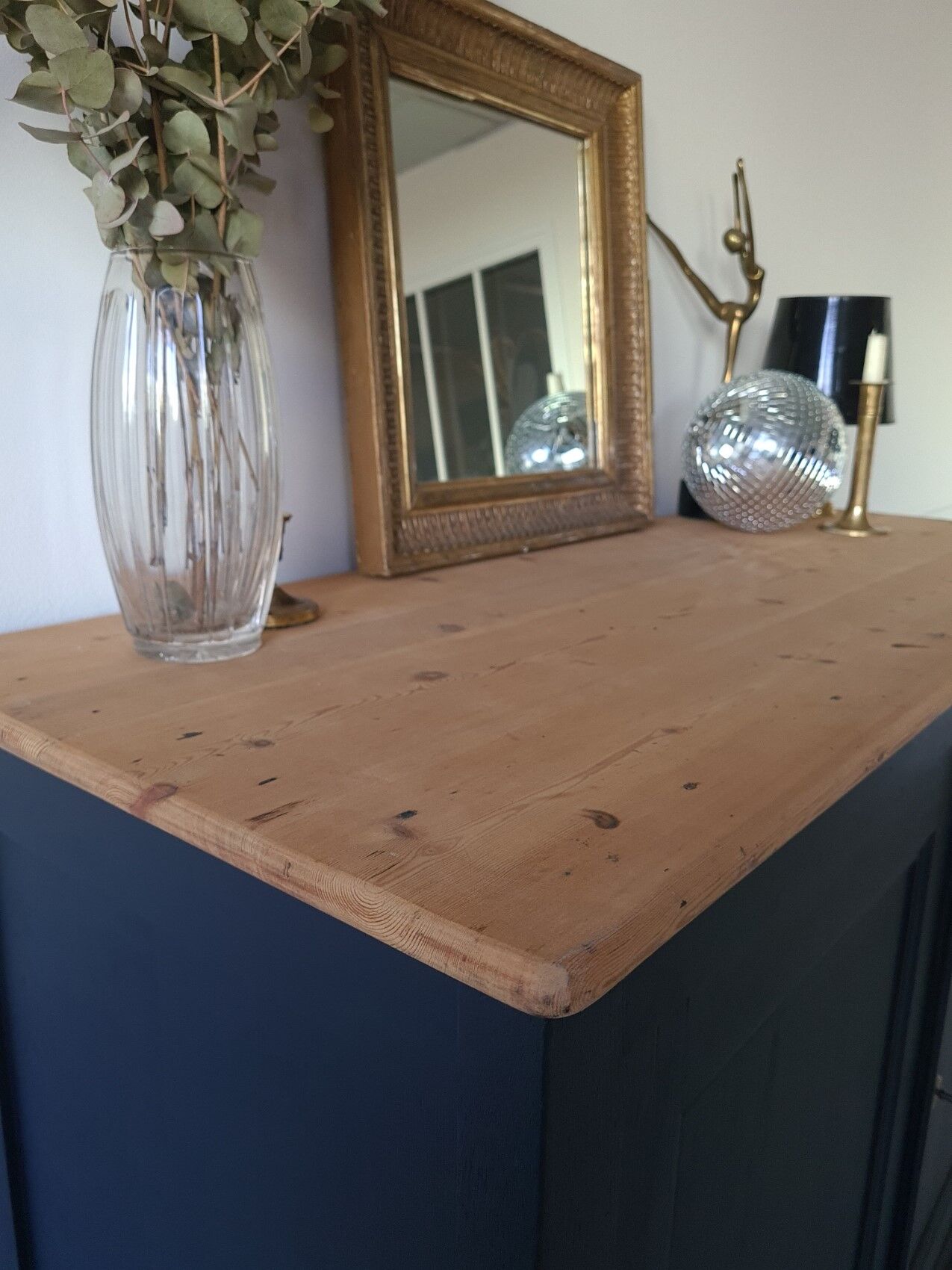 Black Parisian buffet