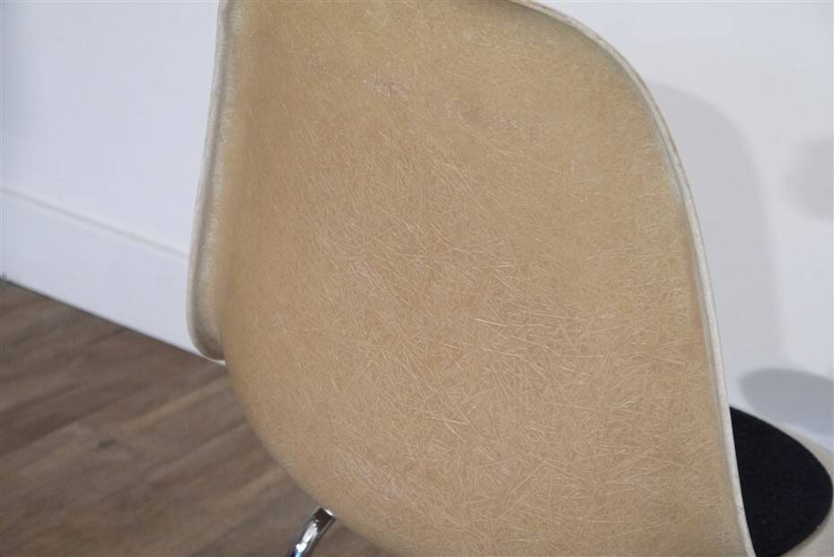 Dsw fiberglass chair Eames design 1960