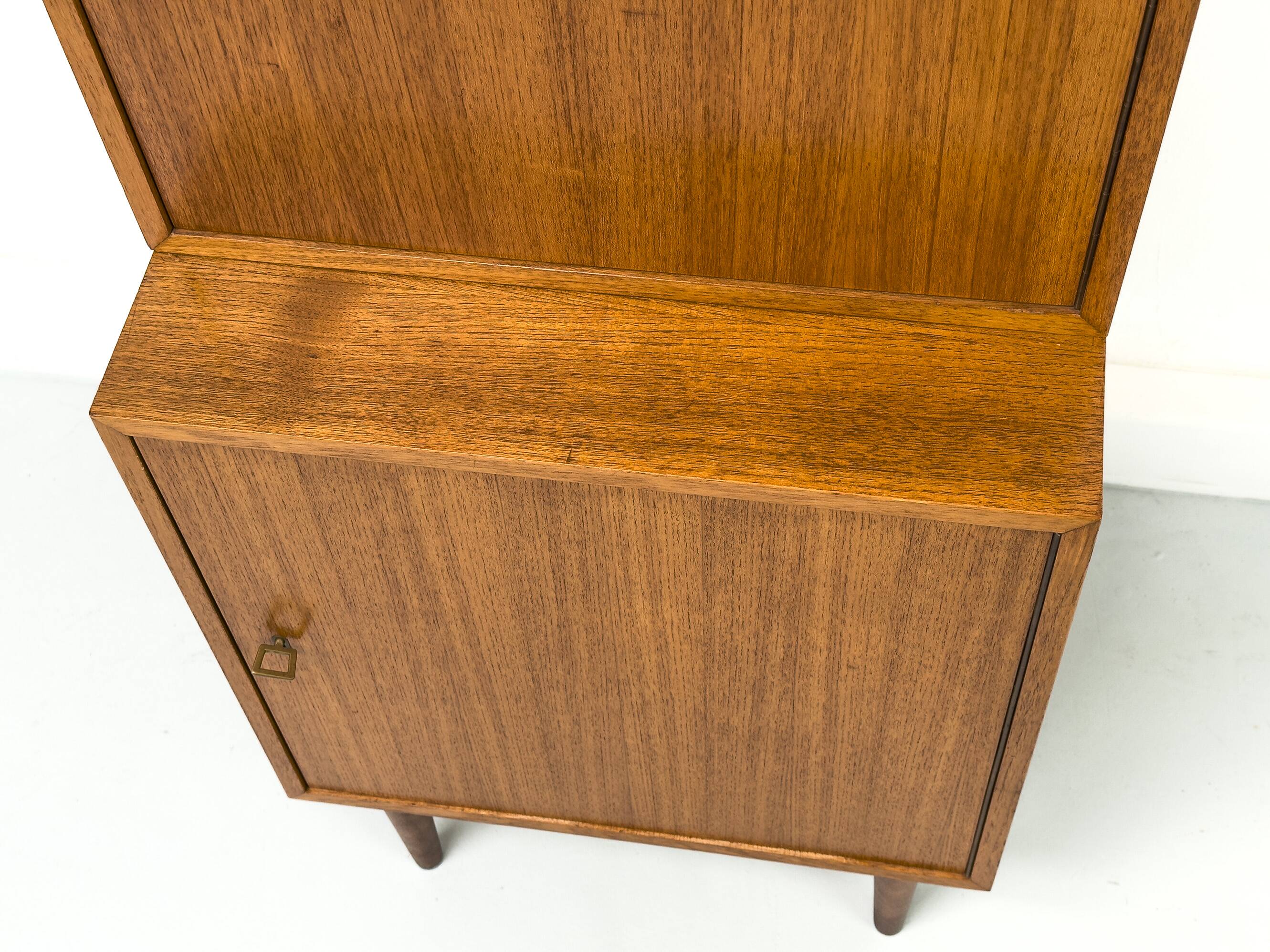 Armoire étroite en teck, années 1960