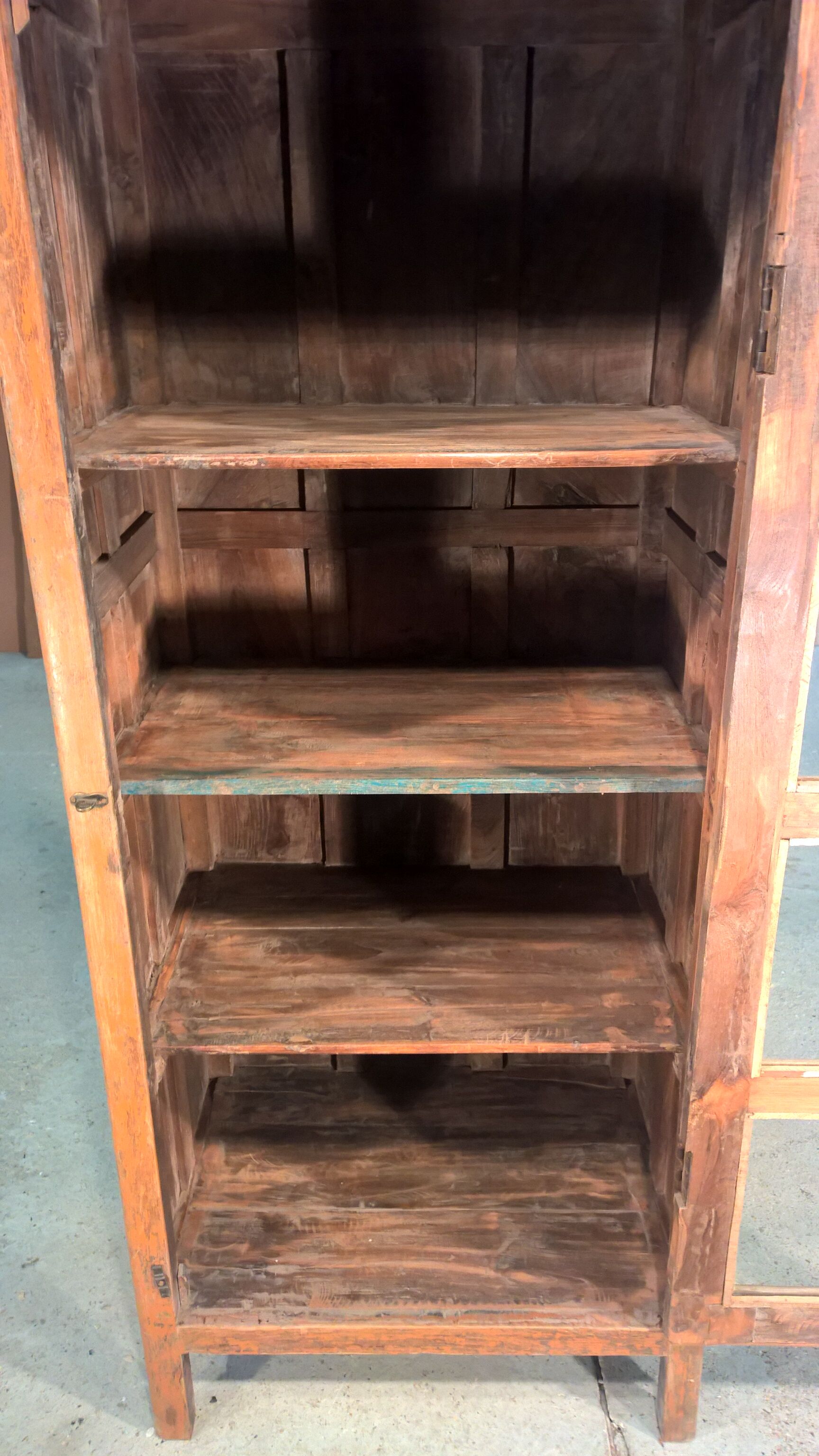 Showcase with 4 door glass panels