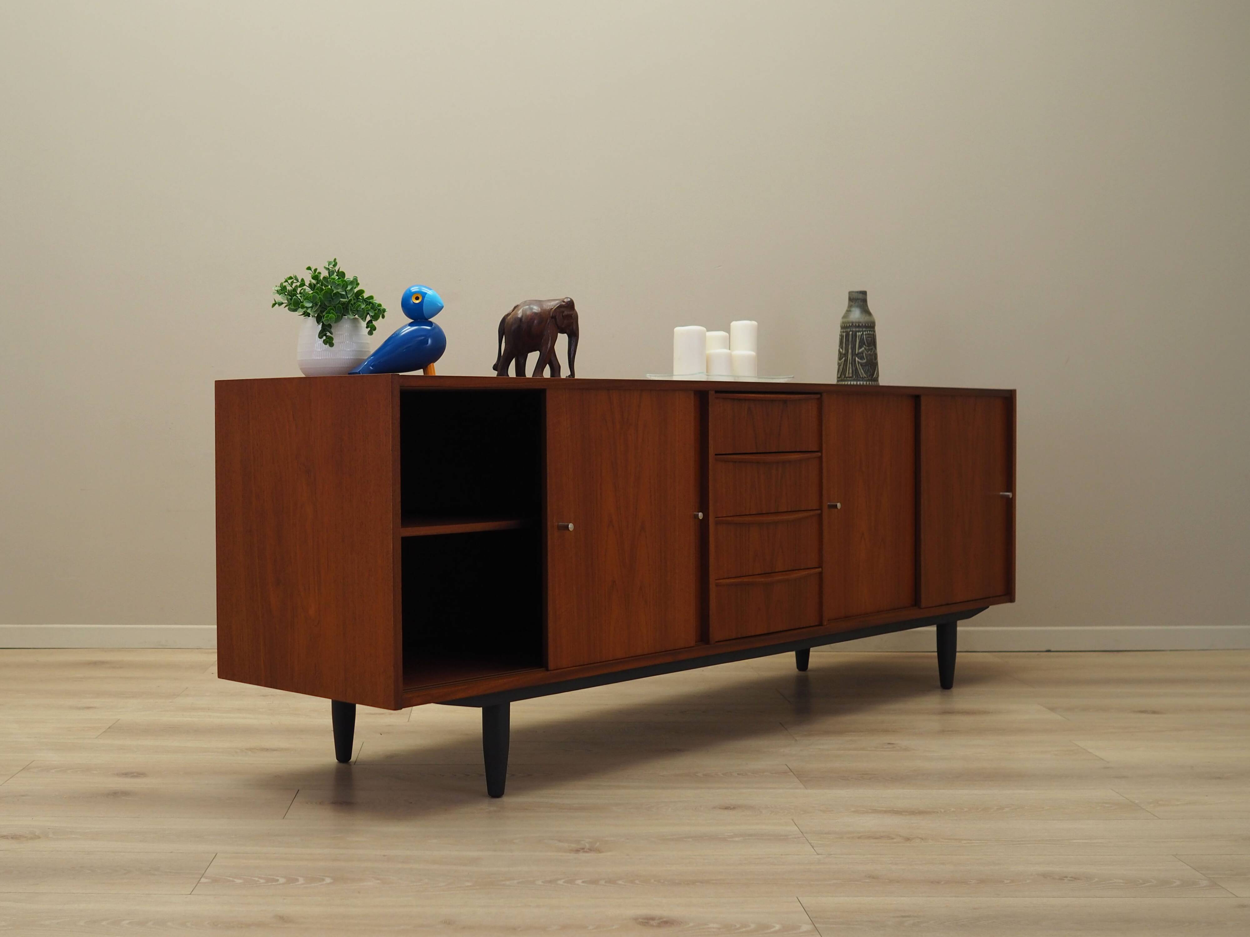 Enfilade en teck, design danois, années 1970, production : Danemark