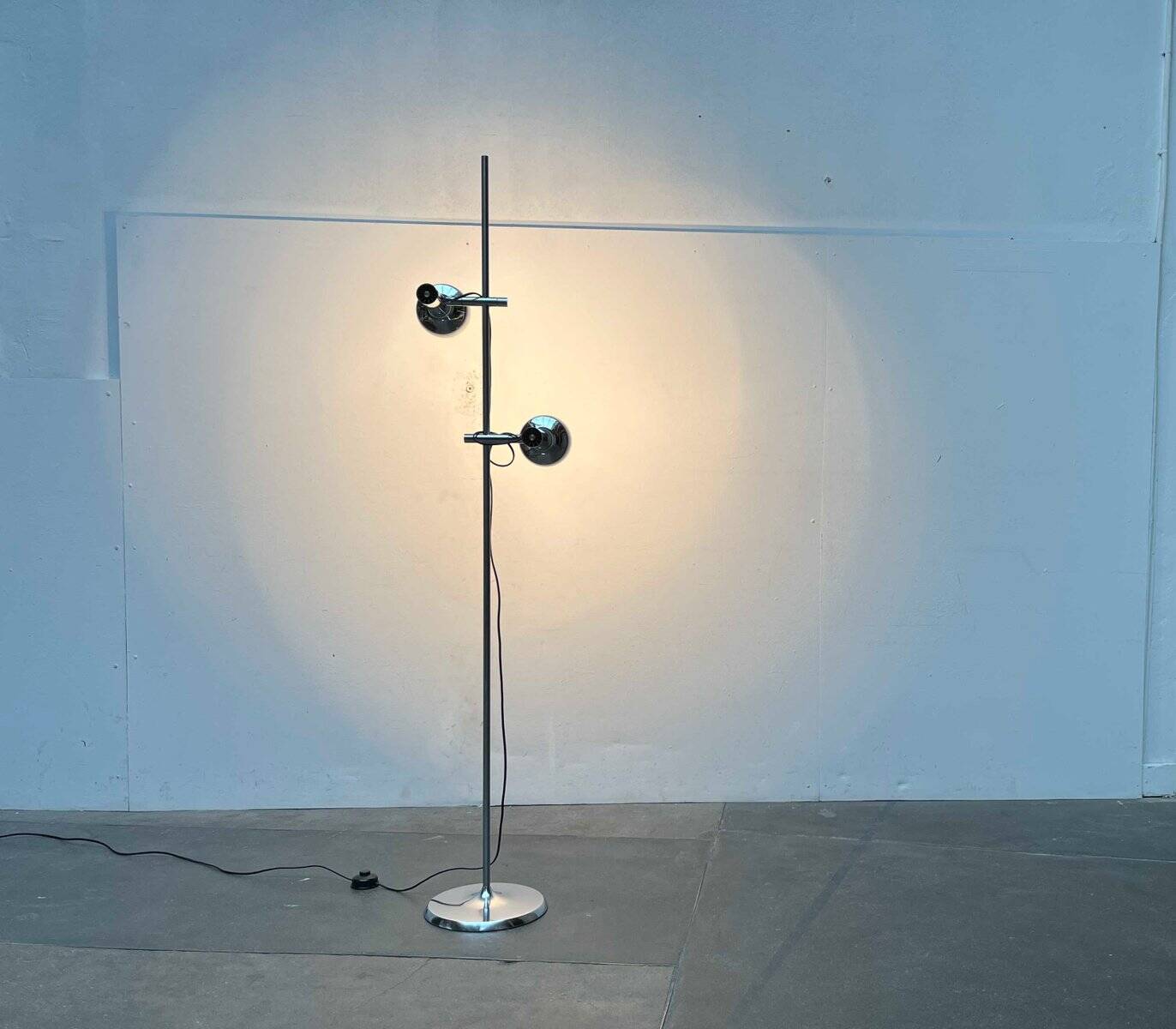 Lampe sur pied minimaliste de l’ère spatiale suisse du milieu du siècle par l'équipe SLZ pour Swisslamps International, années 1960