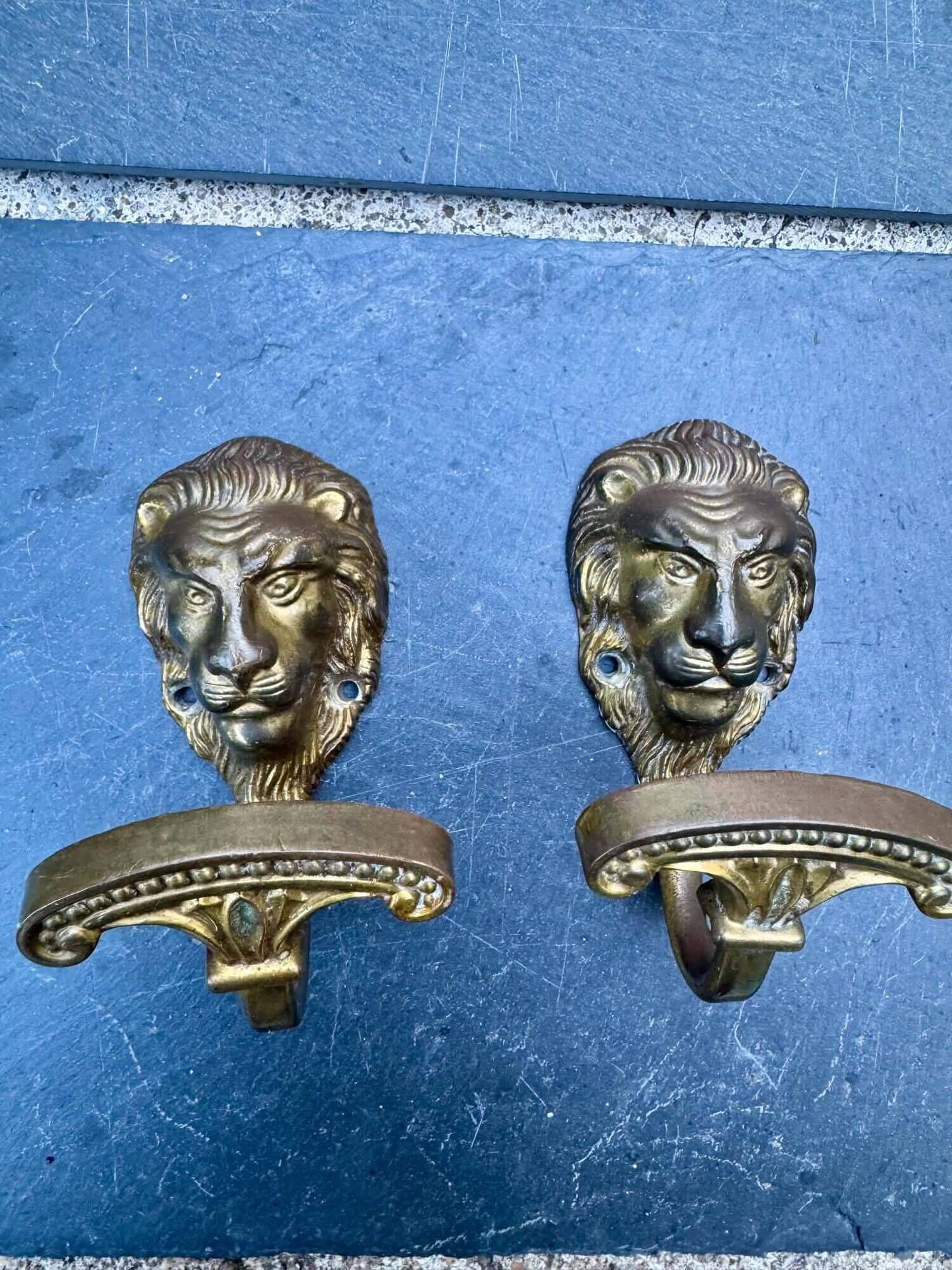 Paire de patères lion en laiton baroque