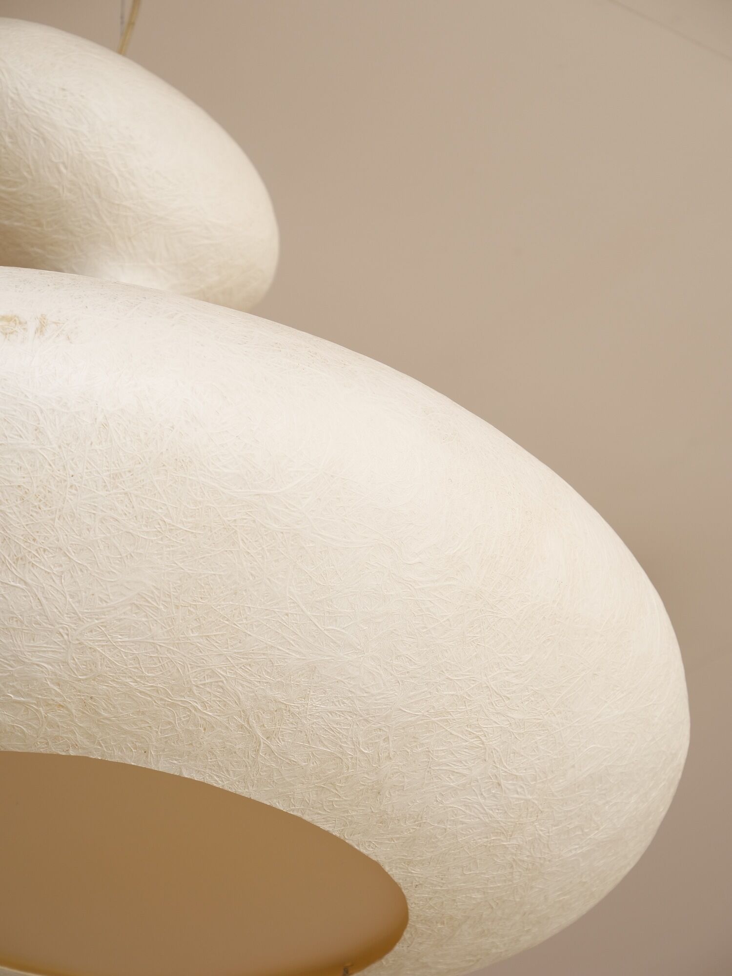 Organically shaped suspension made of ecological fibers