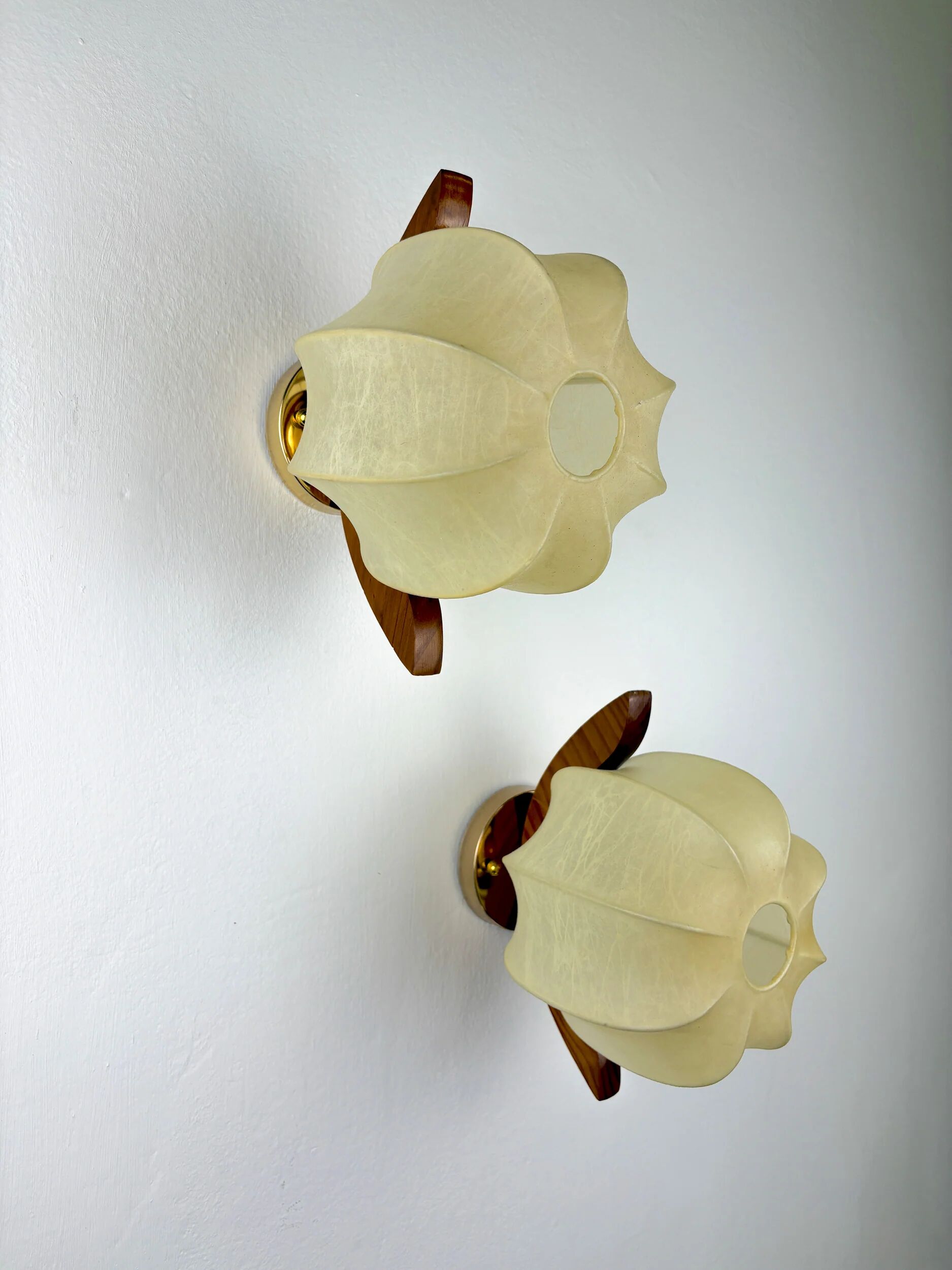 Paire de lampes murales italiennes "Cocoon", en résine et bois de pin, années 1970.