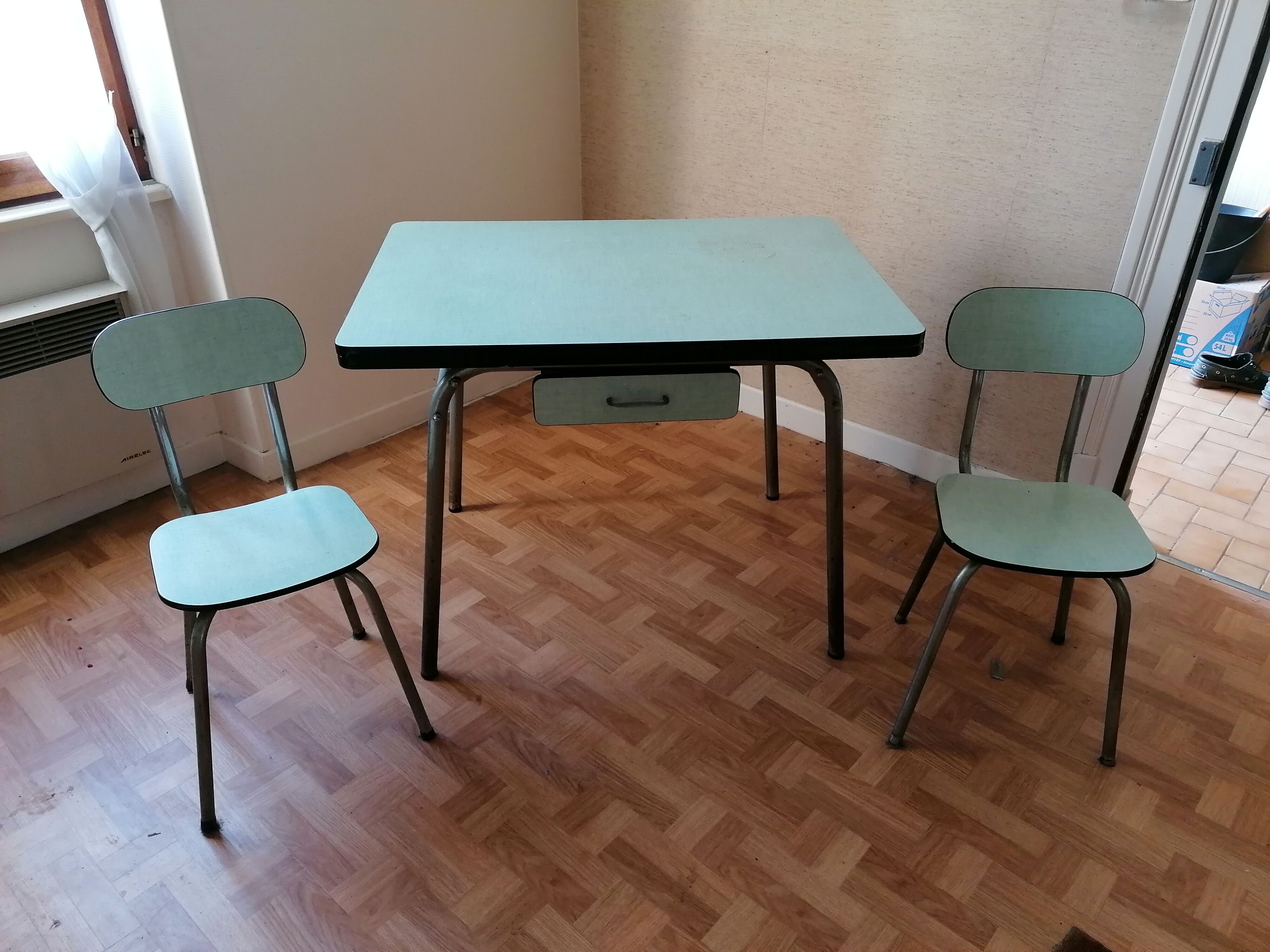 formica table and chairs