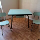 Table et chaises en formica