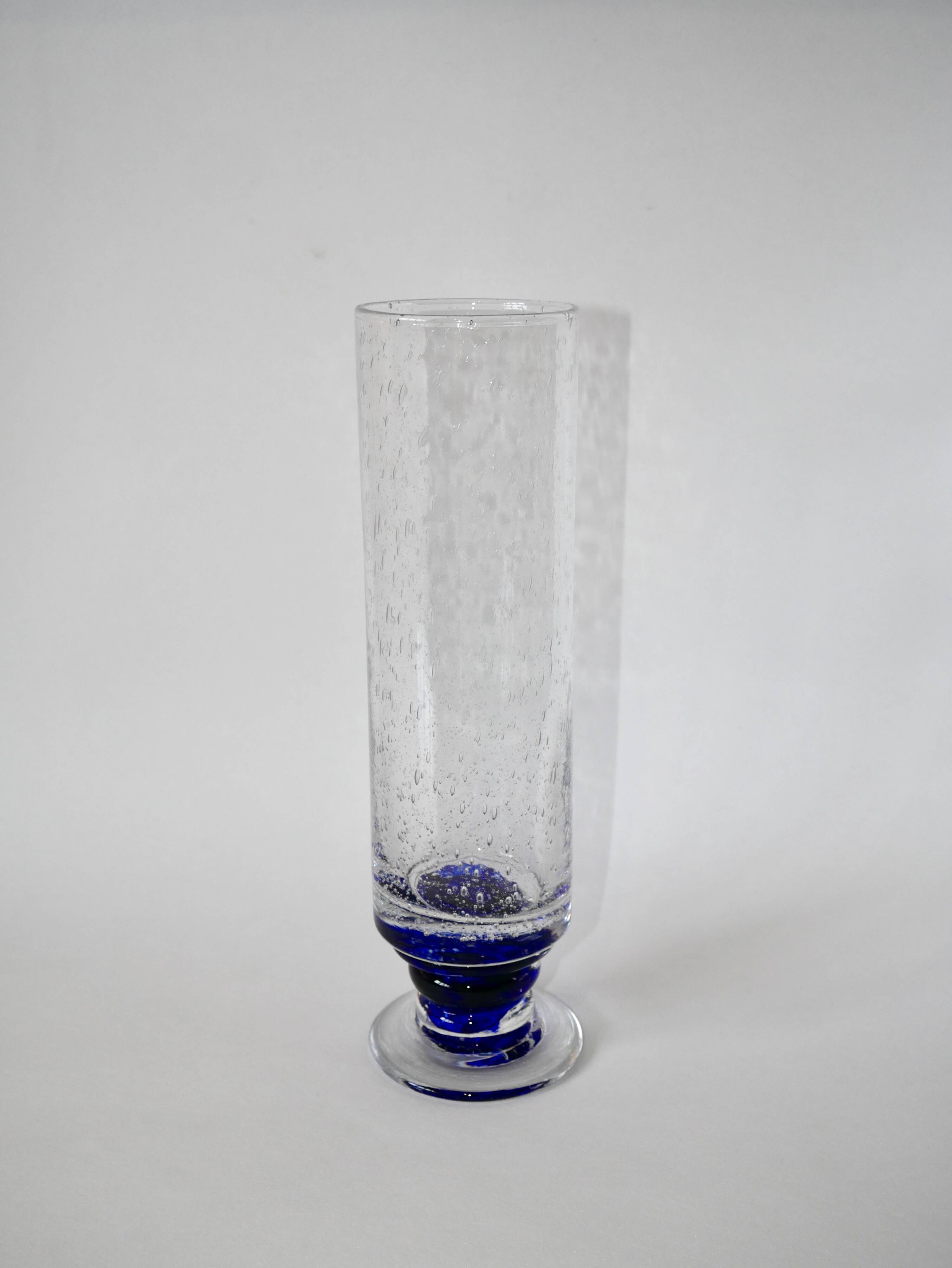 grand vase en verre de Biot pieds bleu 1970