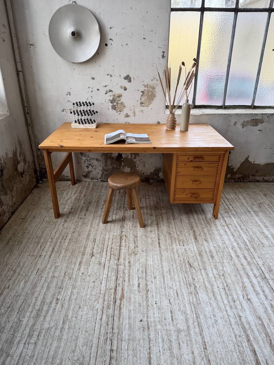 Bureau pin suédois style aperldoon 1970