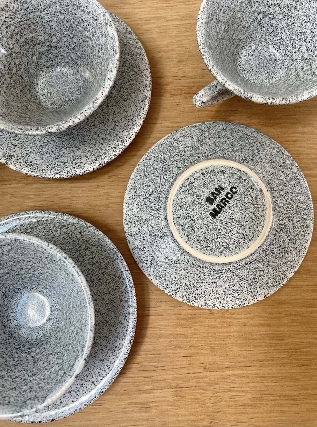 3 tasses de style Memphis