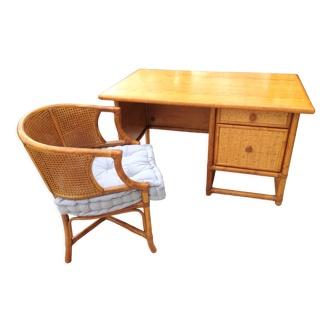 Bureau en pin verni et rotin tressé avec fauteuil en rotin et cannage Maugrion vintage années 70
