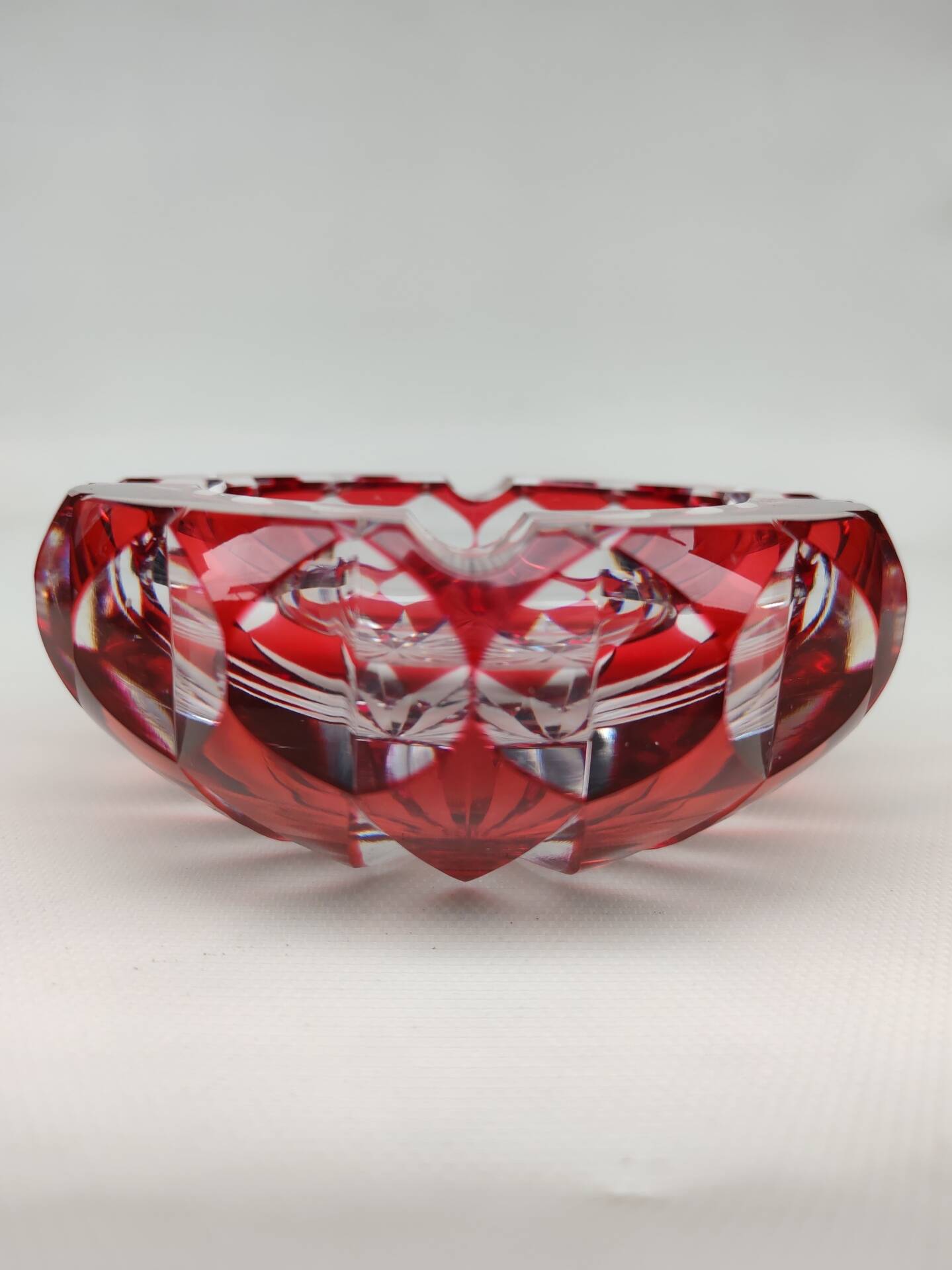 Magnificent crystal ashtray from Lorraine, ruby colour.