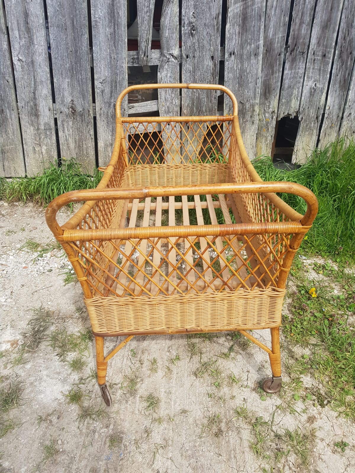 Former cradle bed baby rotin curved on vintage 60s roulettes