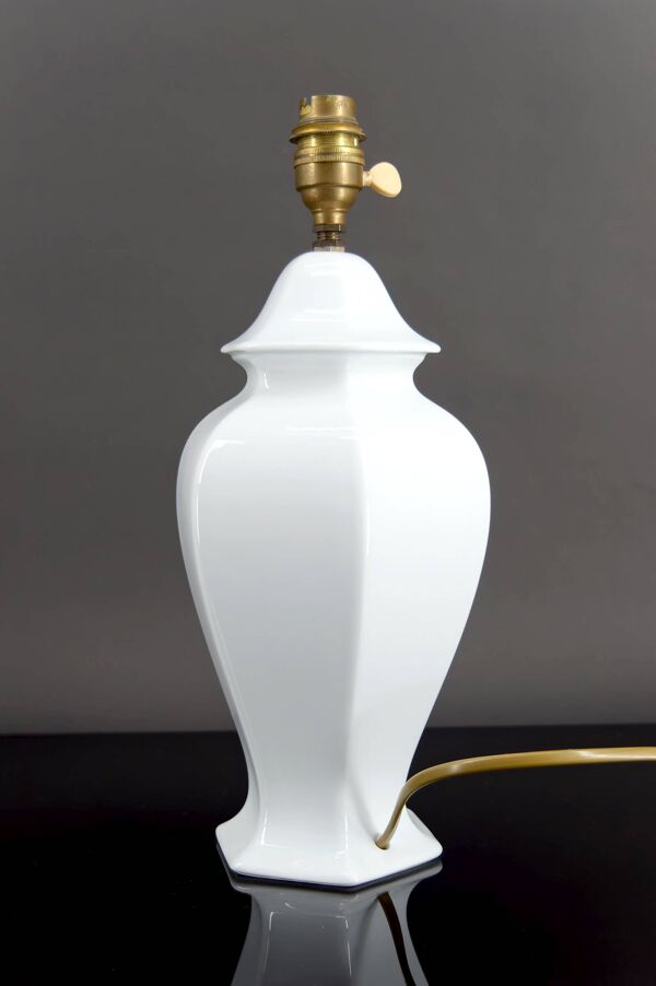 Lampe en porcelaine blanche, France, circa 1950-1960