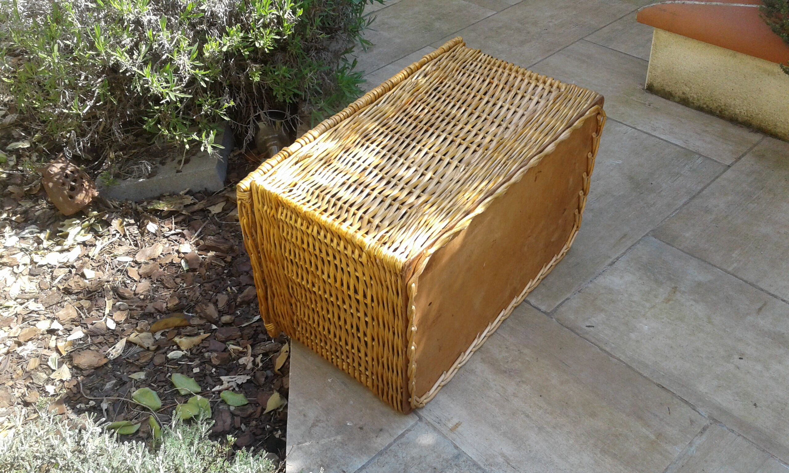 Pretty Wicker Malle. Vintage.