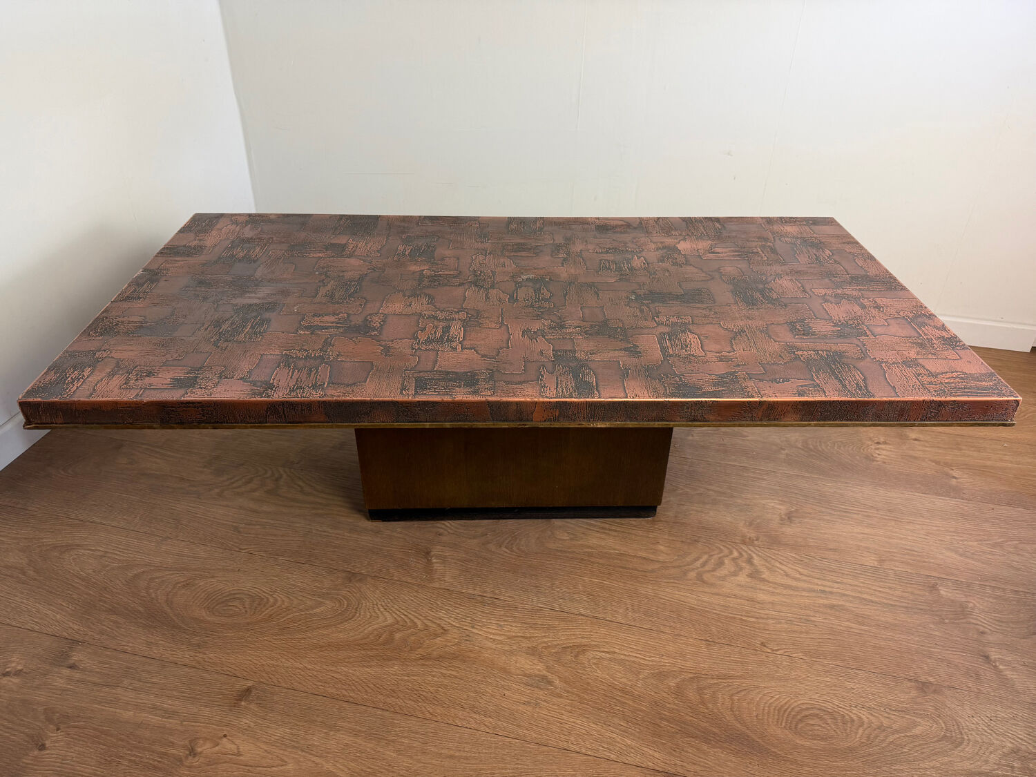 Brutalist coffee table, hammered copper 70 – in the style of H. Lilienthal.