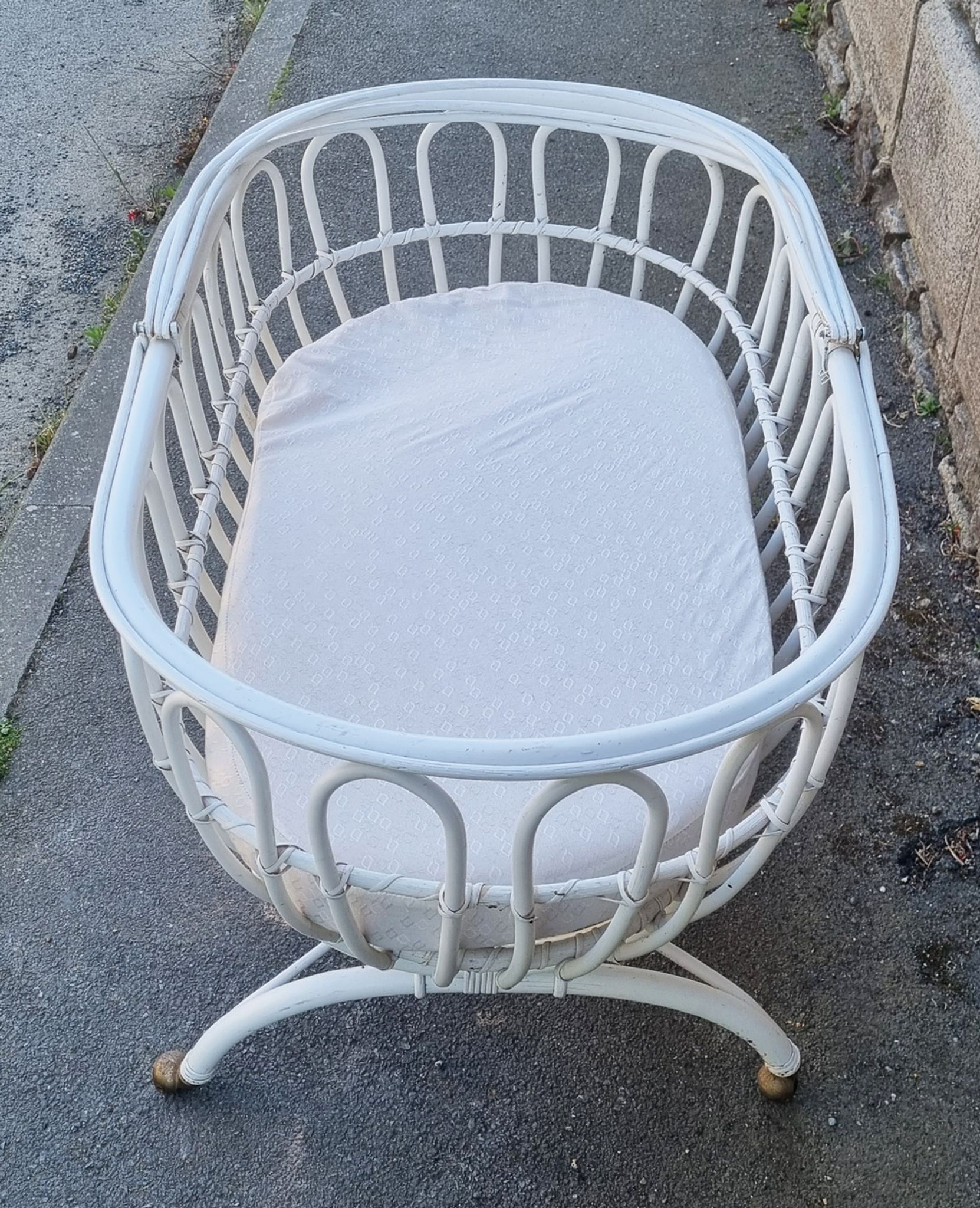 Lit berceau bambou rotin à roulettes, blanc, avec anse, vintage, années 60