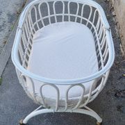Lit berceau bambou rotin à roulettes, blanc, avec anse, vintage, années 60