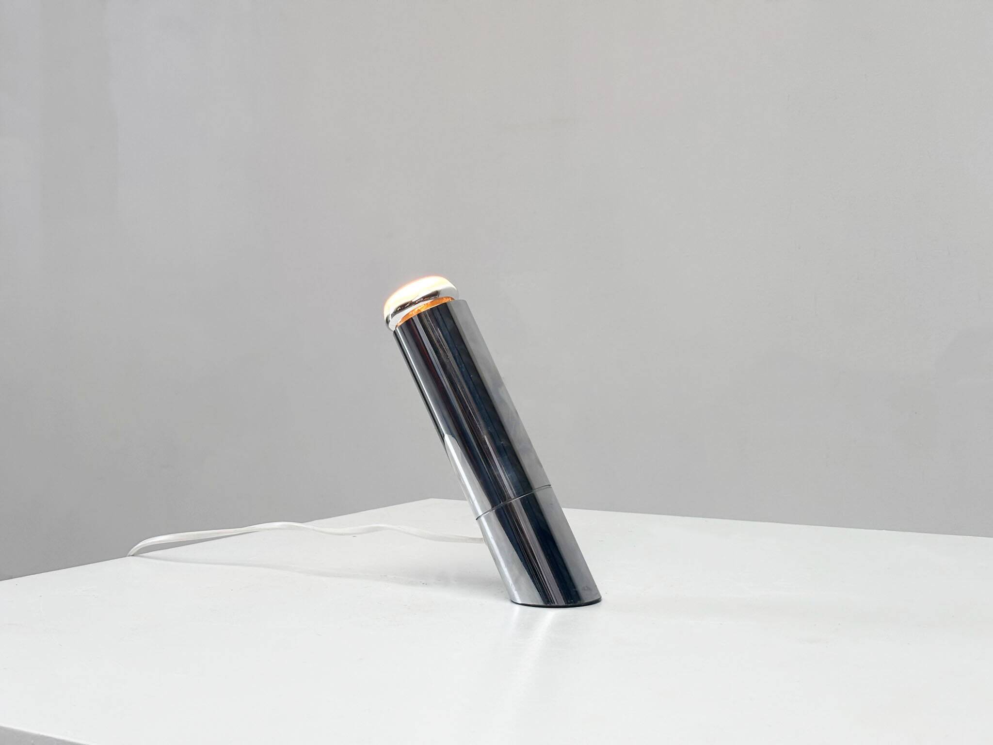 Lampe de table élégante en chrome
