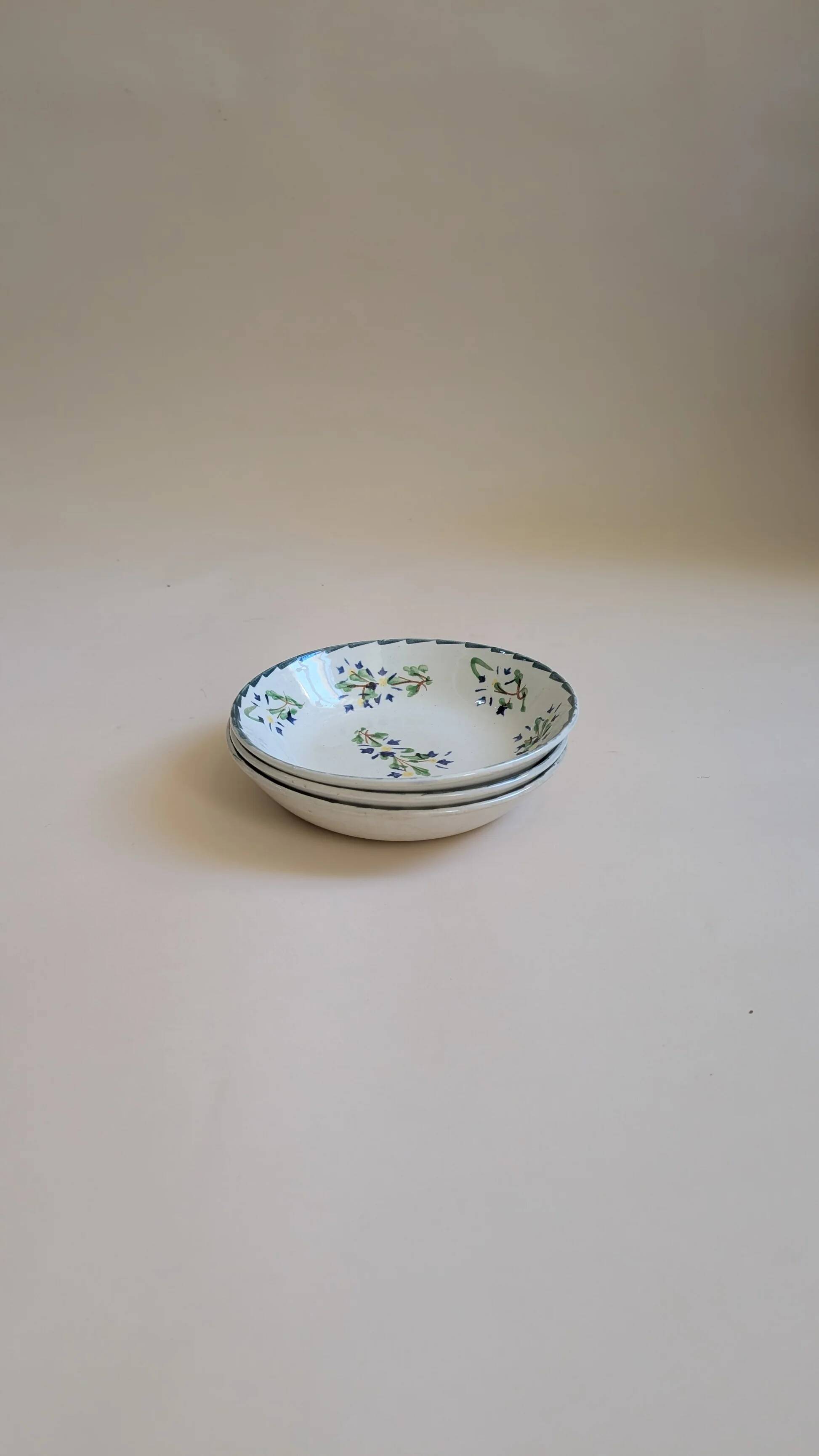 Ensemble de 3 assiettes creuses anciennes – Faïence décor floral
