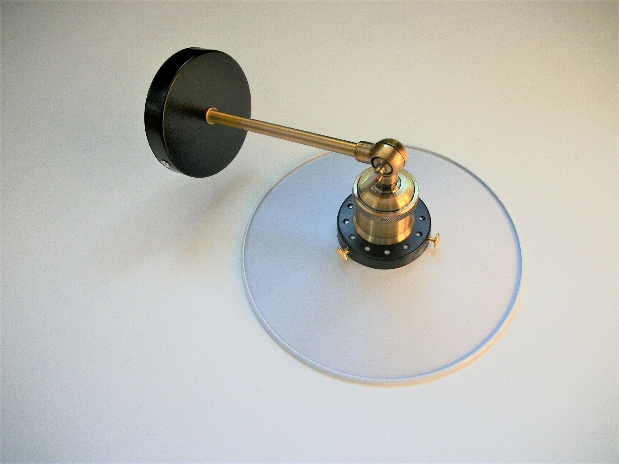 Pair of metal wall lamps in black and white color
