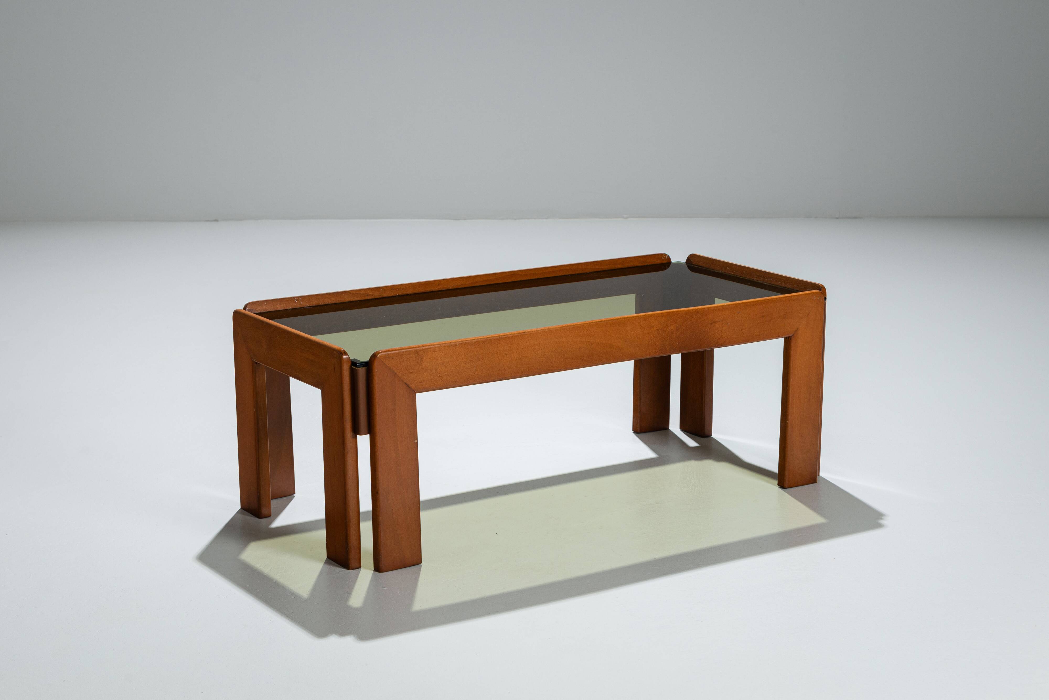 Table basse avec plateau en verre fumé attribuée à Scarpa