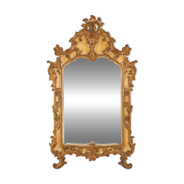 Grand miroir rococo doré en résine, Belgique, années 1950.