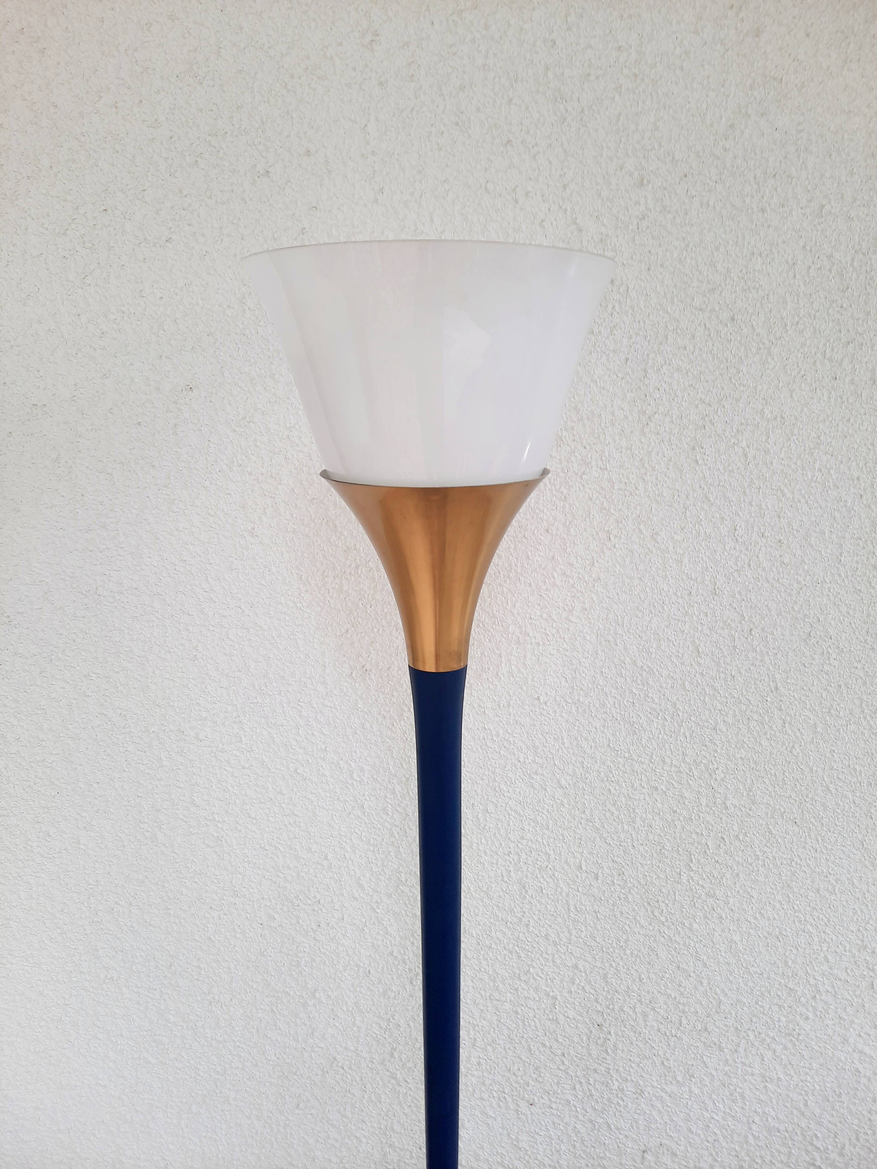 Torchiere floor lamp