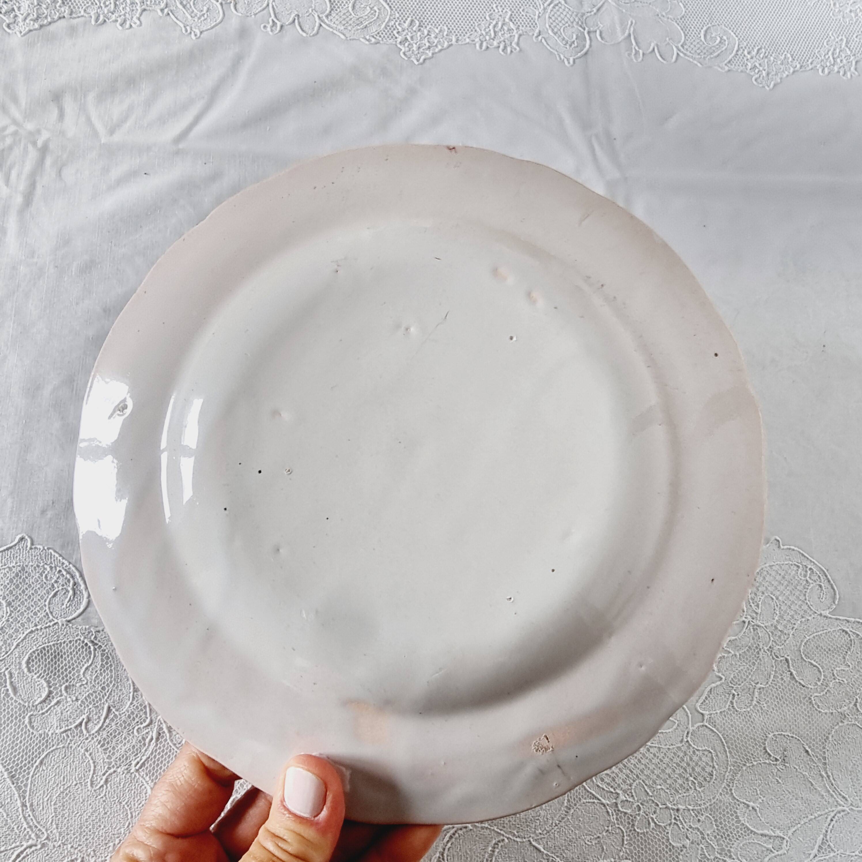 Assiette antique réalisée et peinte à la main du 18ème siècle