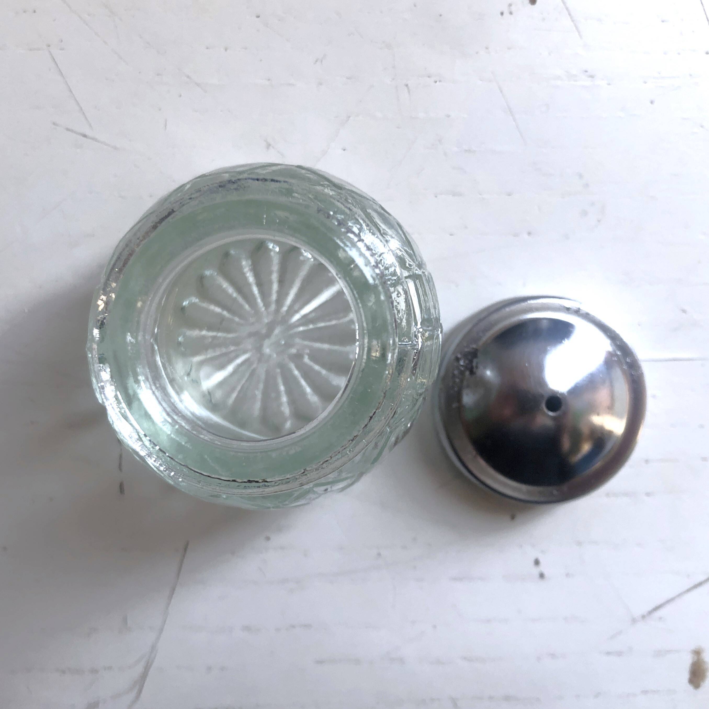 4-piece salt shaker, pepper and mustard set with spoon in stainless steel basket