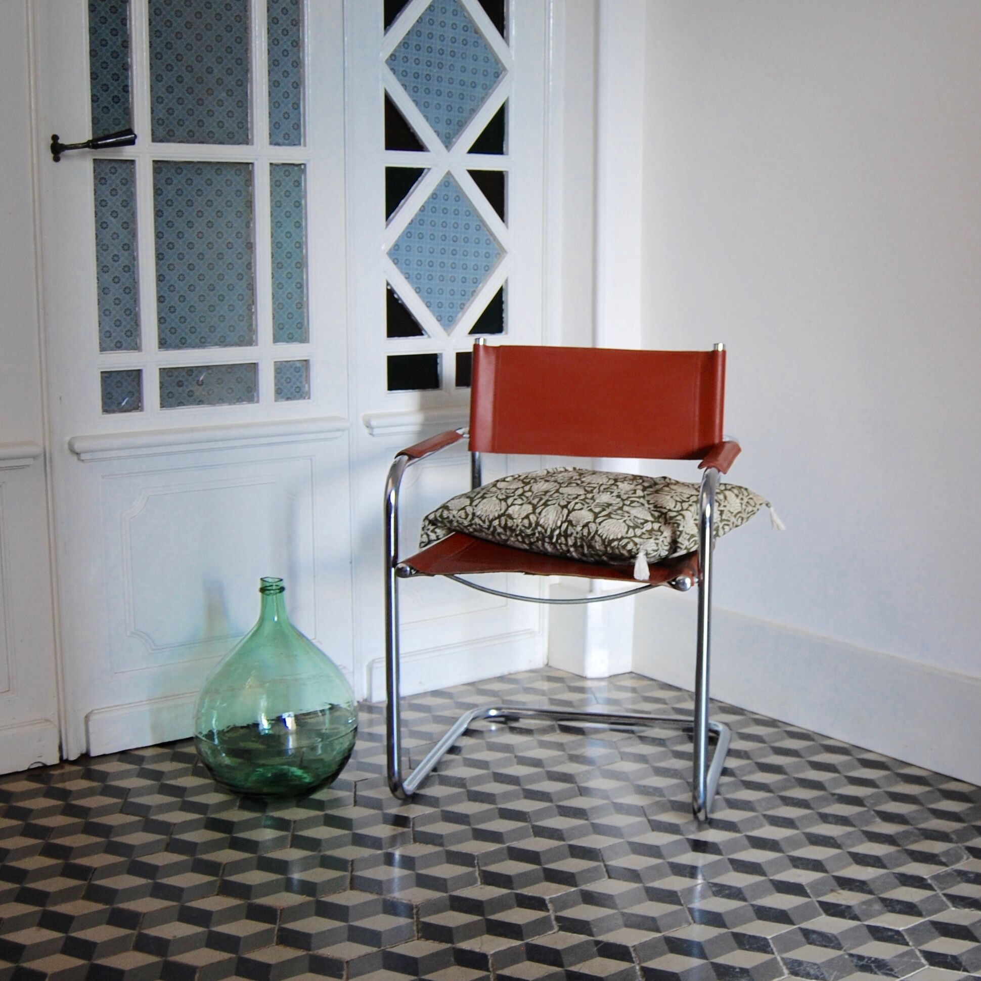 Vintage armchair in chrome and cognac leatherette