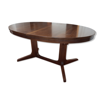Oval dining table with extensions