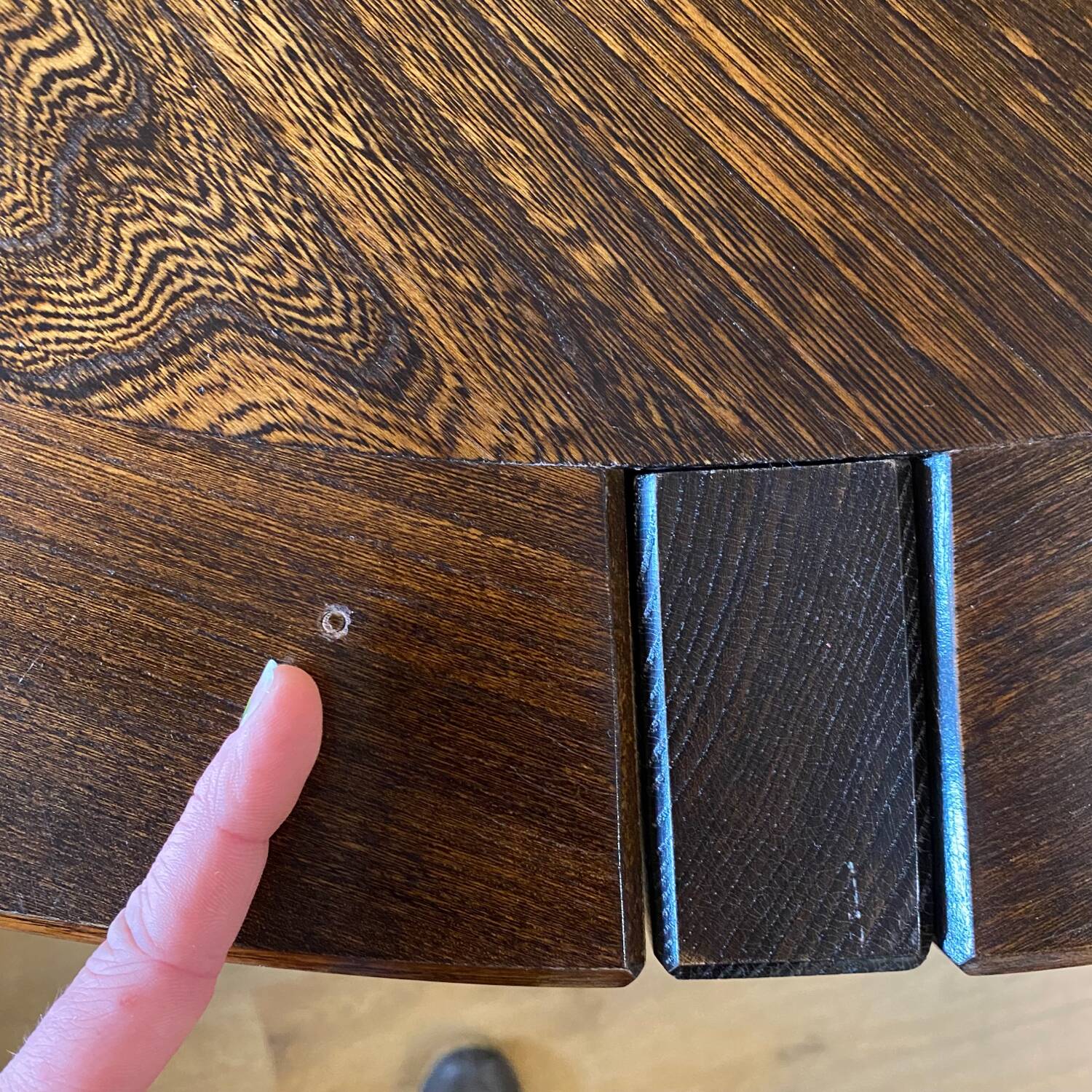 Round table in Scandinavian elm with 2 extensions