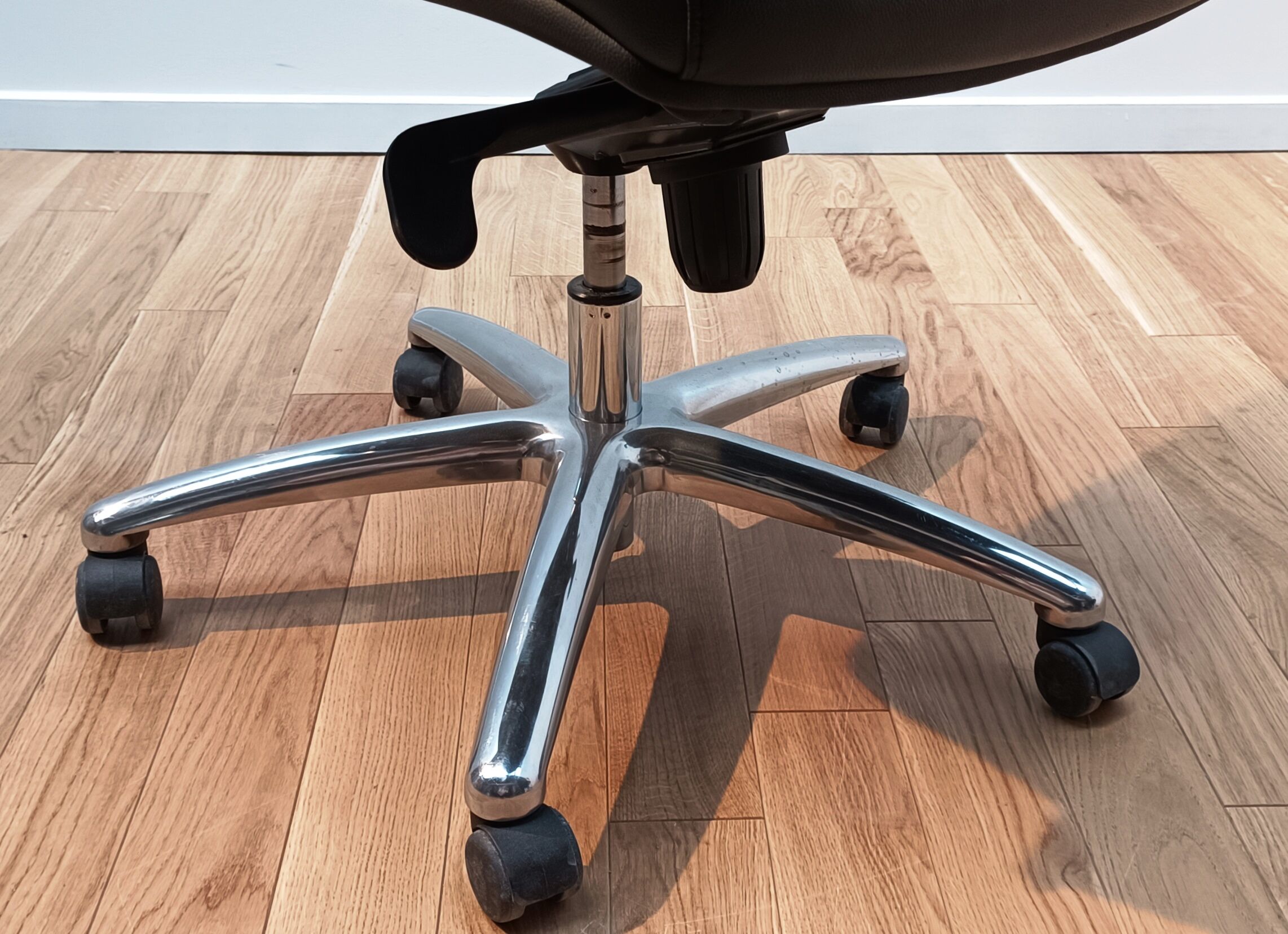 Chaise de direction Chester, Kokoon Design