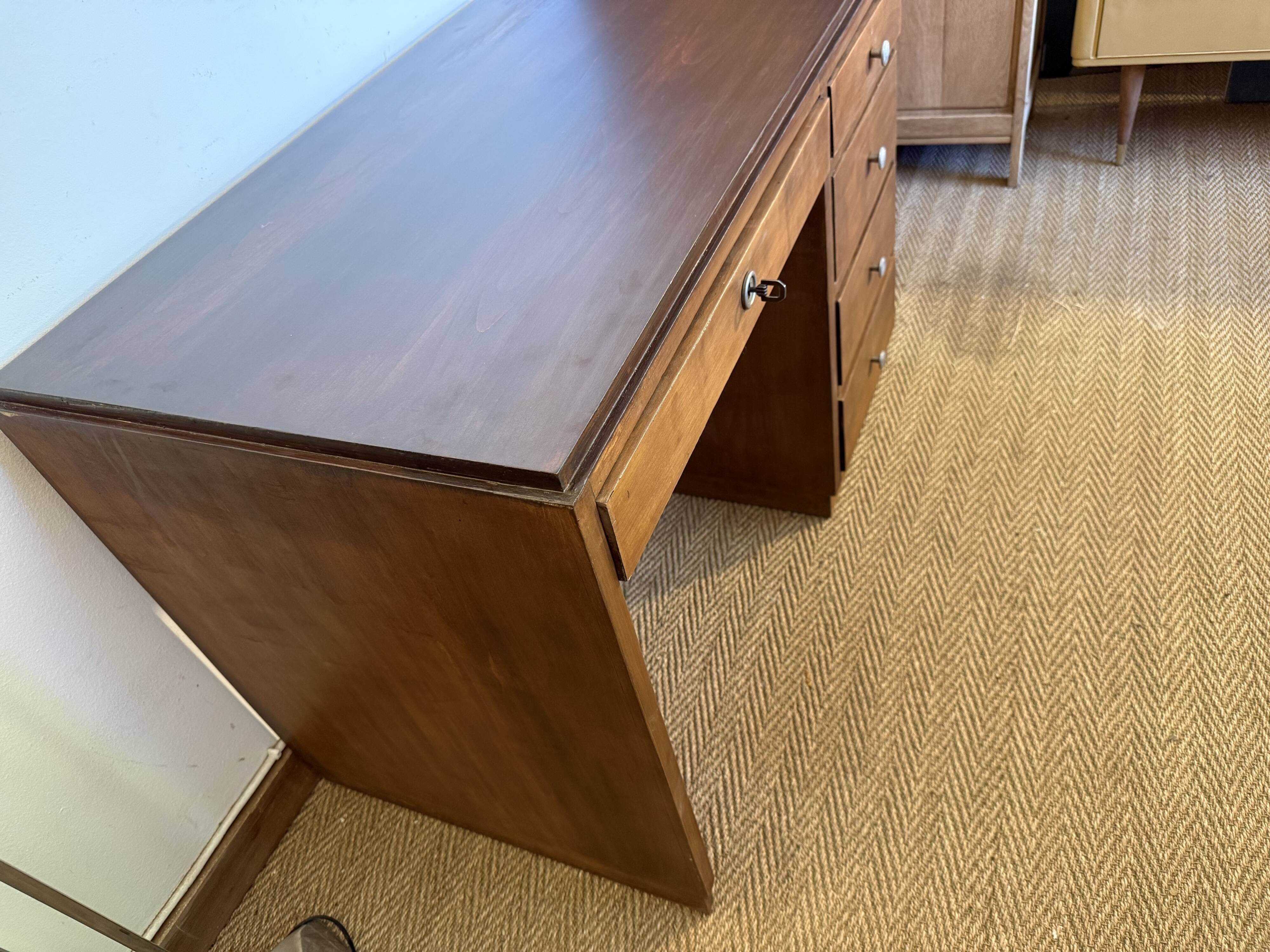 Art Deco desk in wood and walnut veneer.