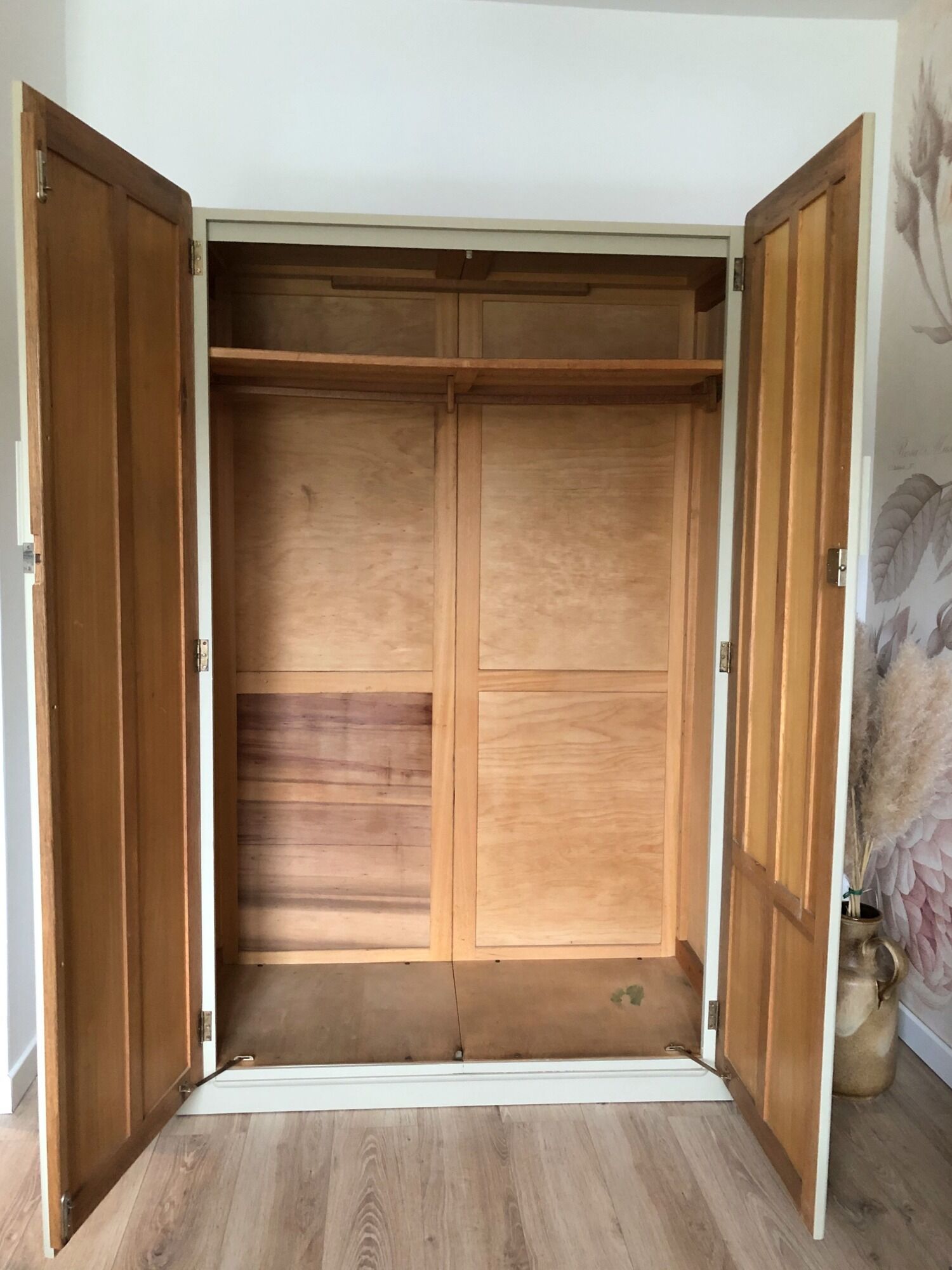 English wardrobe from the 50s/60s, restyled in Crème d'Artichaut