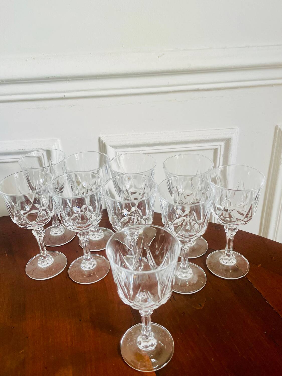 Service de 10 verres à pied en cristal ciselé