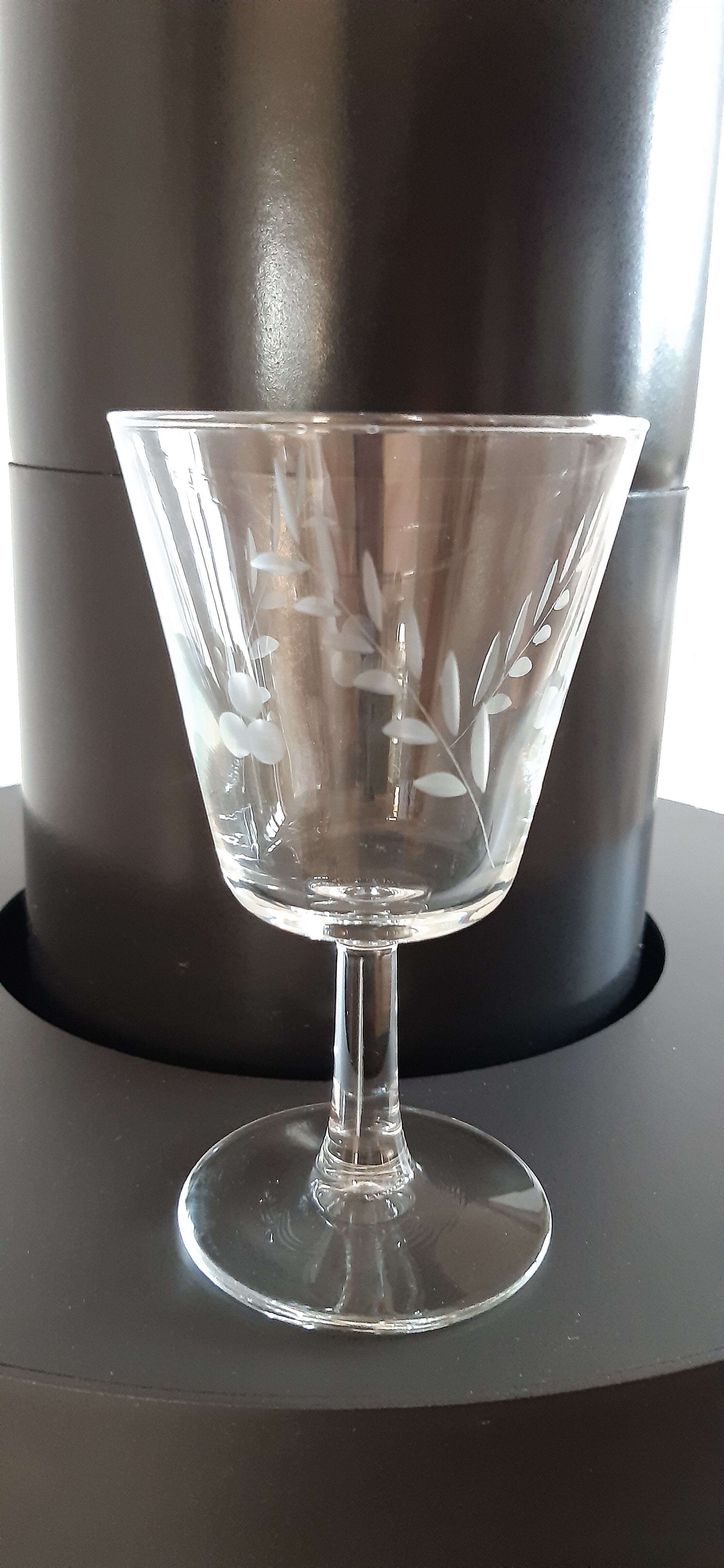 Set of 9 wine glasses in crystalline engraved 60s