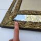 Miroir à parecloses en bois doré et métal repoussé