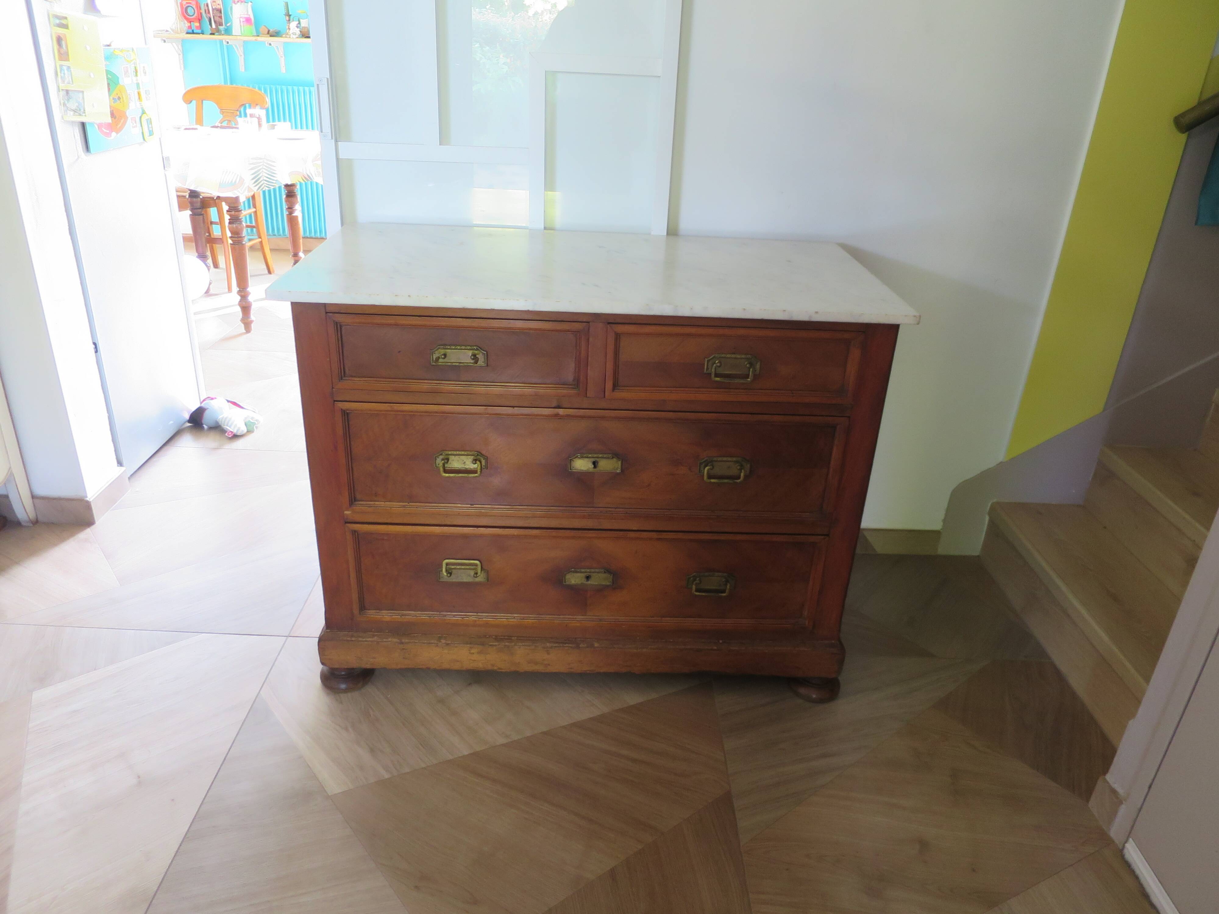 Louis Philippe style chest of drawers with 4 drawers in solid walnut and marble, 1900-1950.